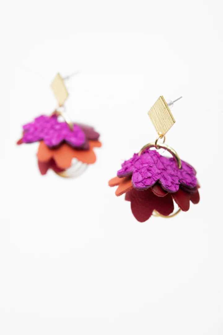 veinage-bijou-bouclesdoreilles-fleurdesneiges-cuir-laiton-framboise