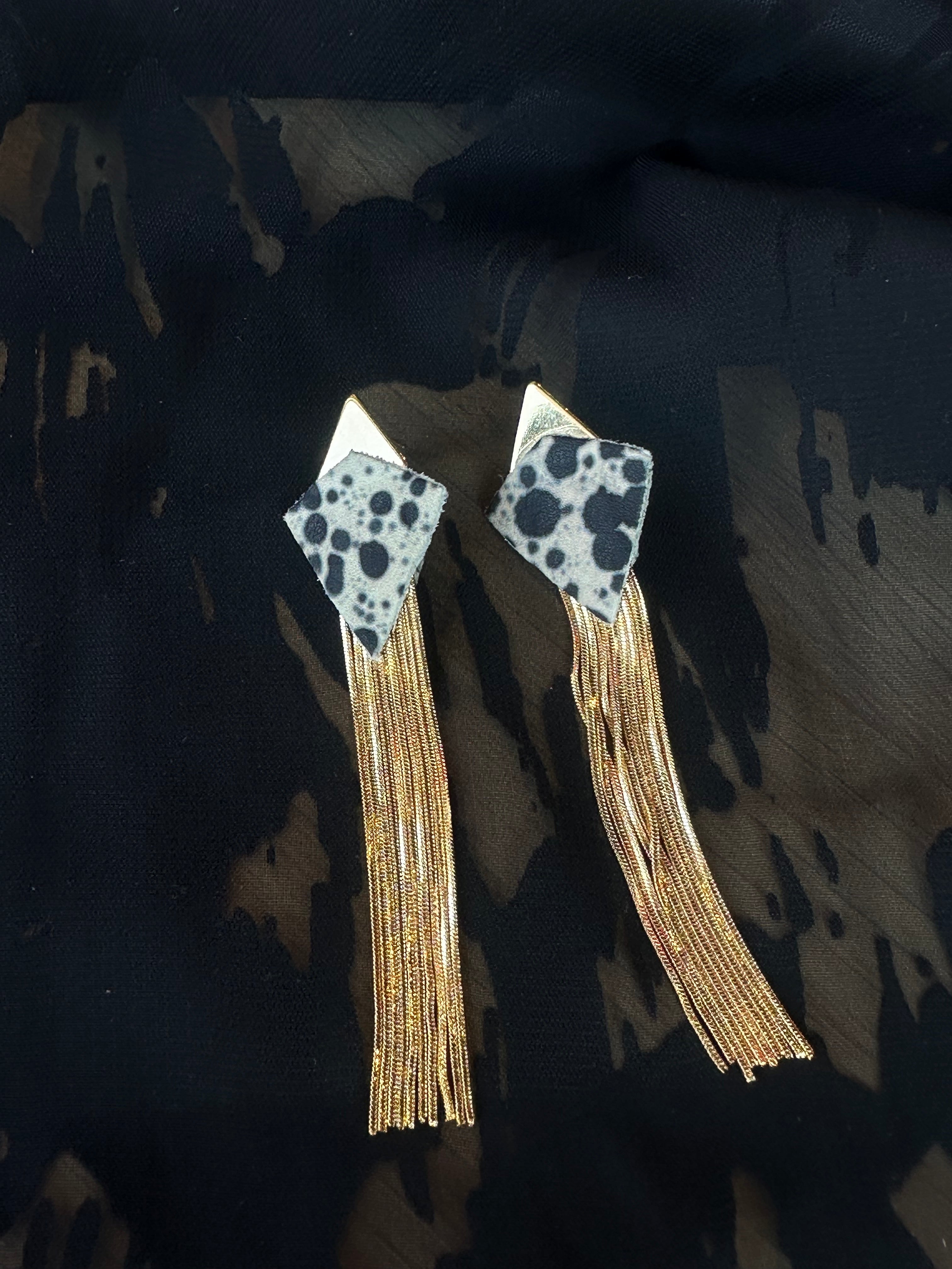 veinage-bijou-bouclesdoreilles-madeleine-cuir-laiton-dalmatien