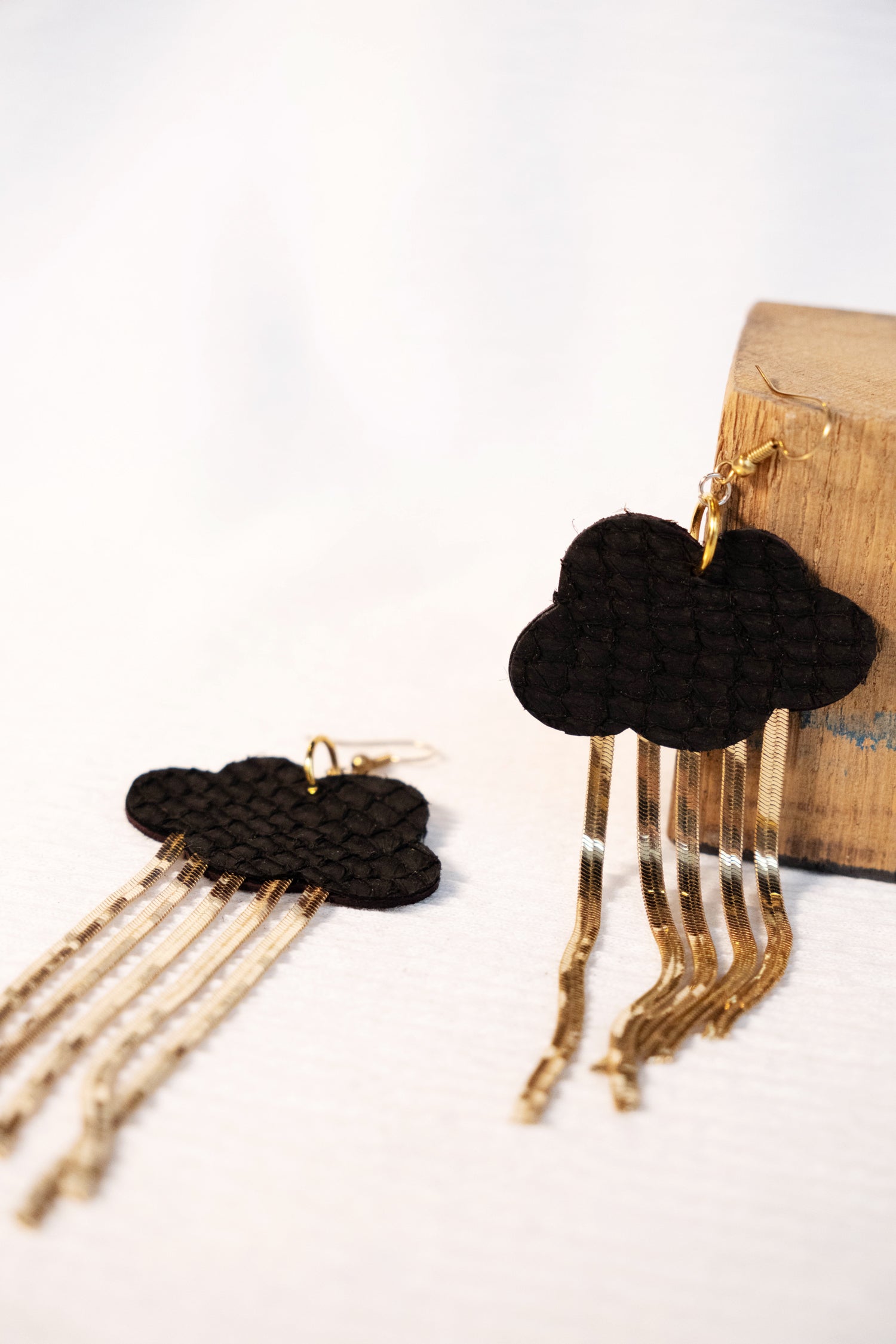 veinage-bijoux-bouclesdoreilles-pluie-nuage-cuir-noir-ecailles