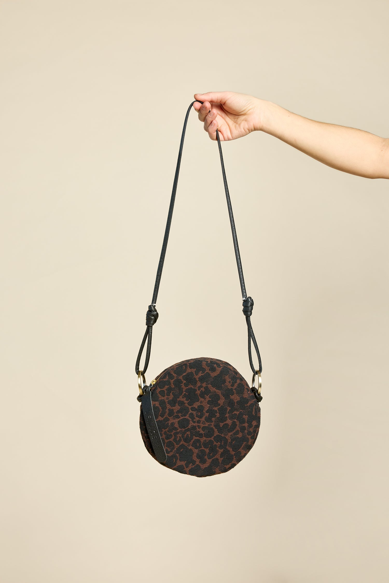 veinageXcokluch-sac-sacamain-rotondo-leopard-cappuccino