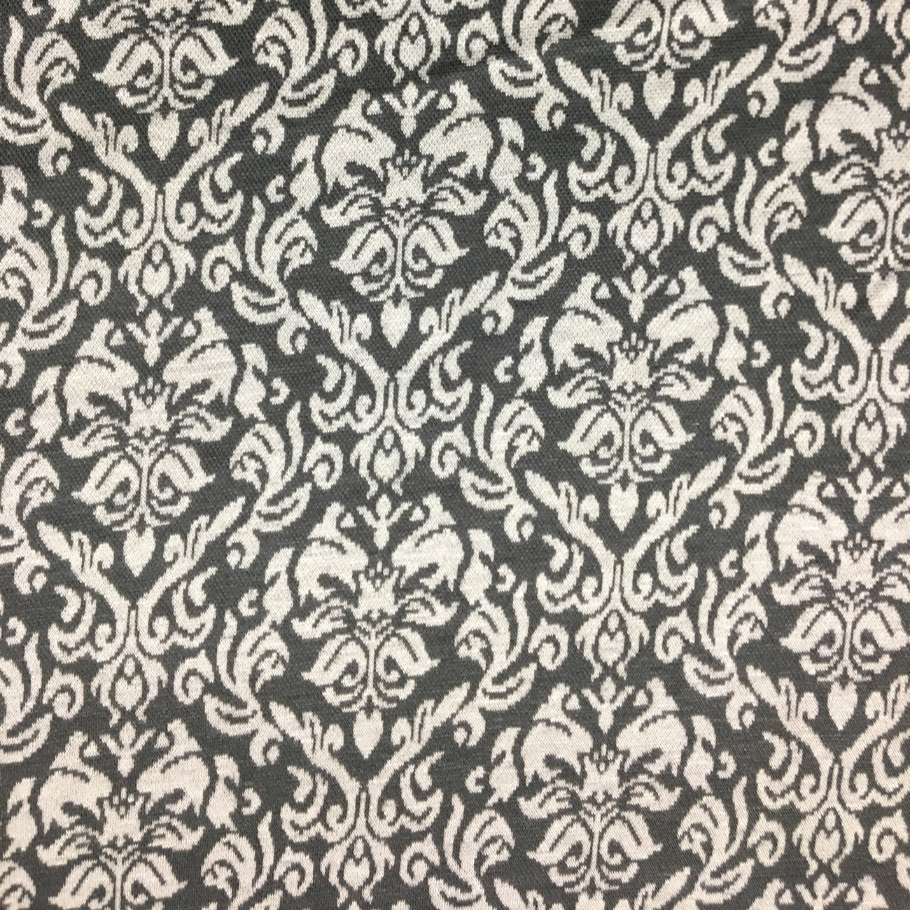 cokluch-tissu-tricot-jacquard-imprime-rococo-gris-viscose-polyester