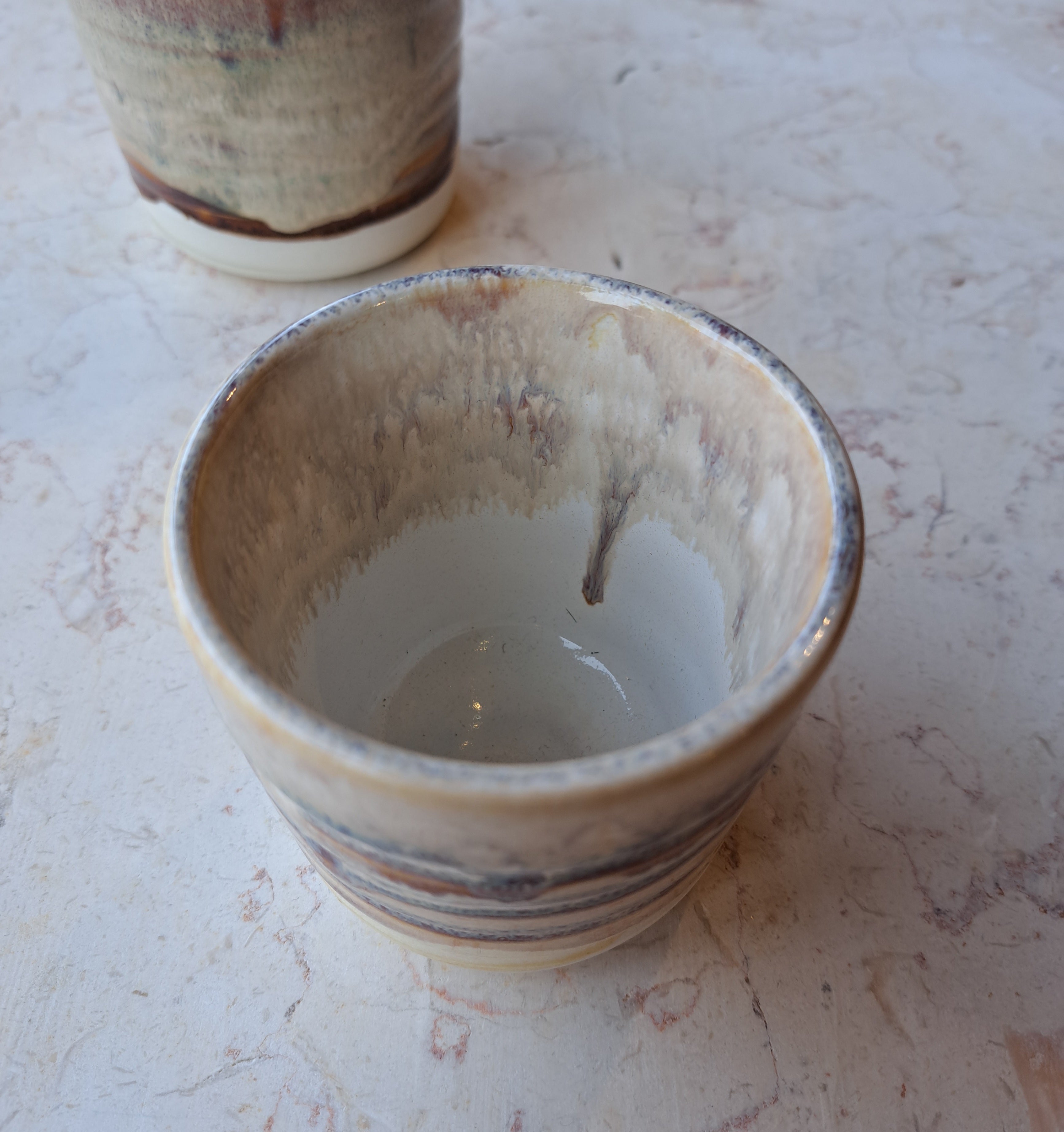 ateliermarienguyen-ceramiste-vaisselle-gobelet-verre-rainures-ceramique