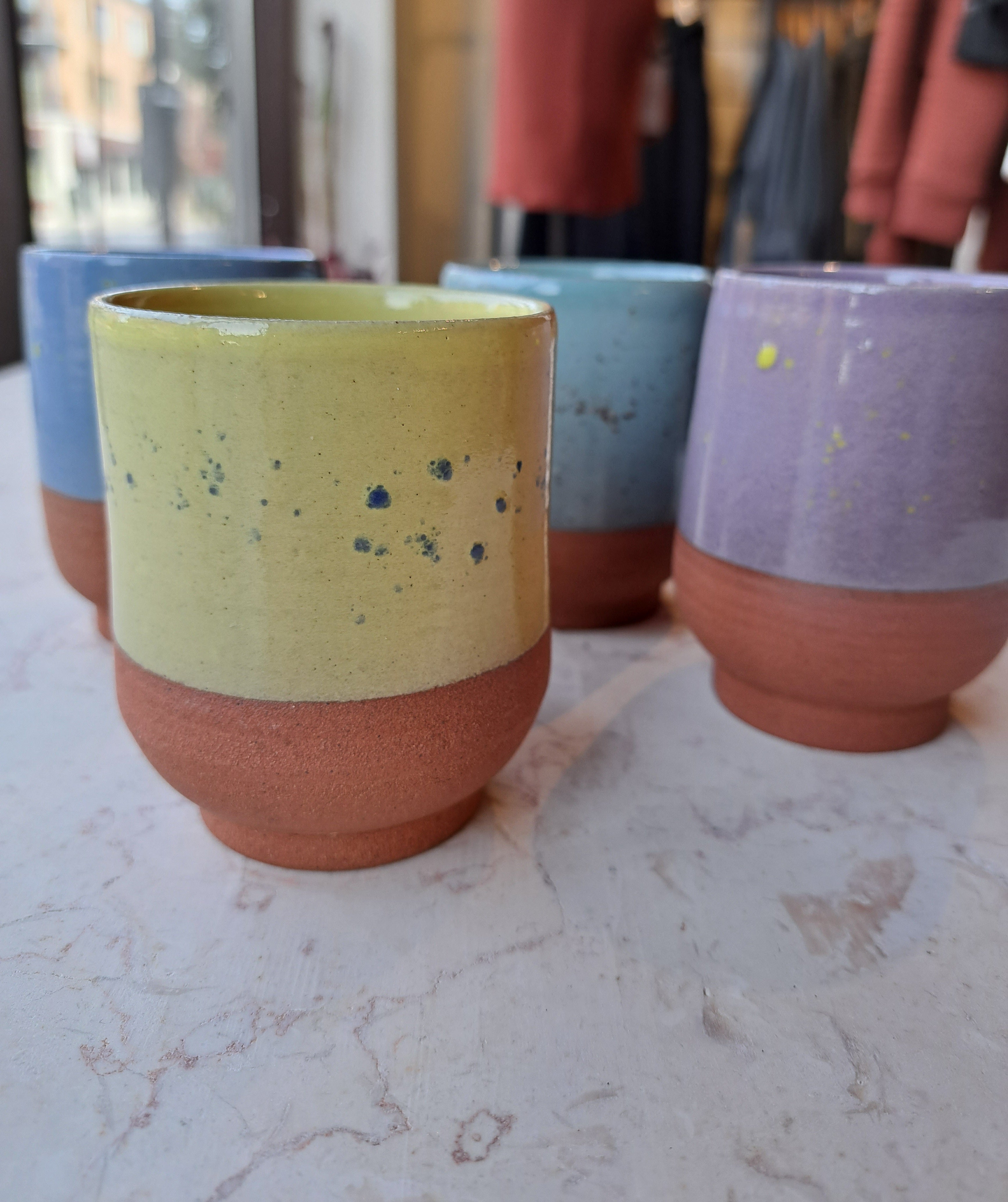 ateliermarienguyen-ceramiste-vaisselle-gobelet-verre-colore-ceramique