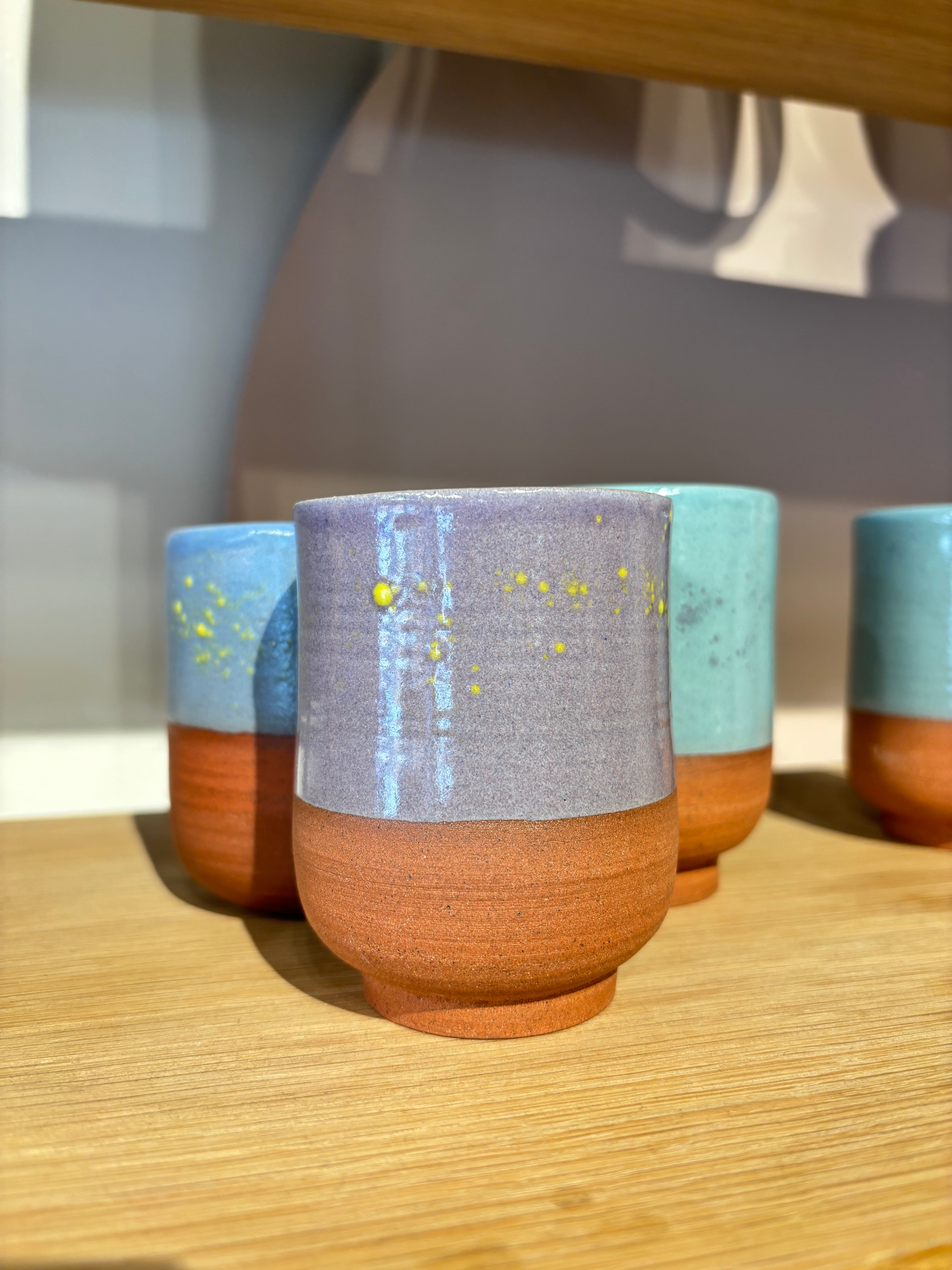 ateliermarienguyen-ceramiste-vaisselle-gobelet-verre-colore-ceramique-mauve