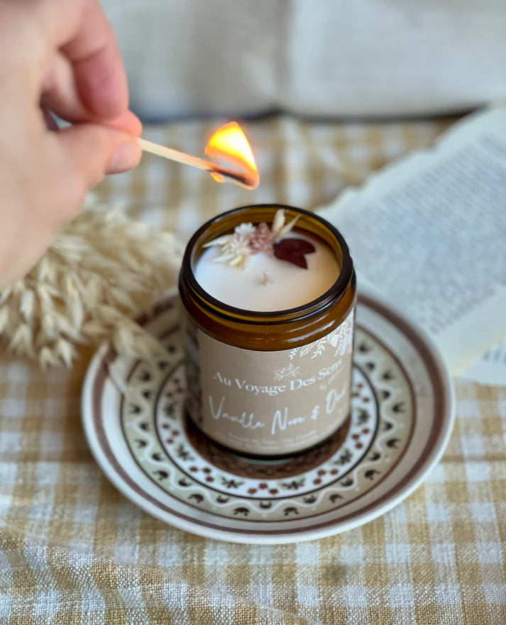 auvoyagedessens-bougie-chandelle-vanillenoire-oud