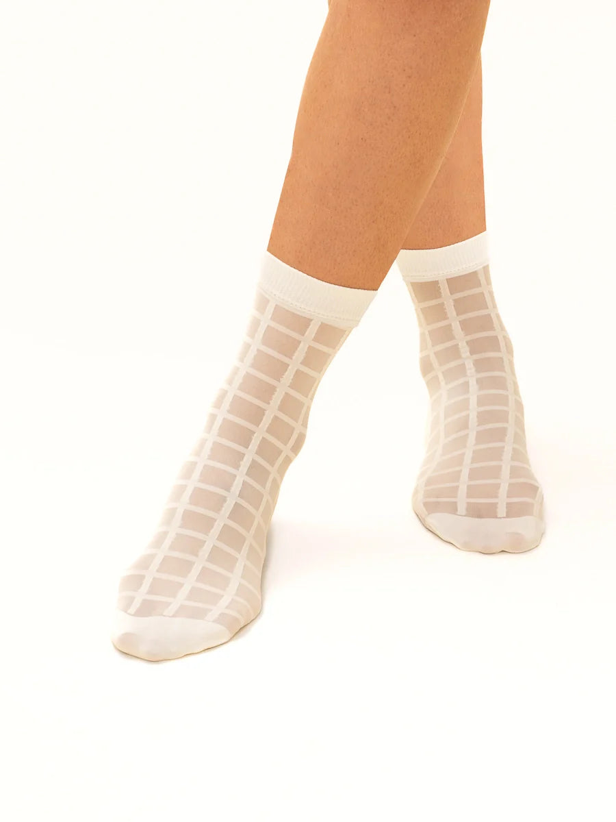 fromrachel-bas-soquettes-chaussettes-diaphanes-carreaux-nylon-blanc-creme