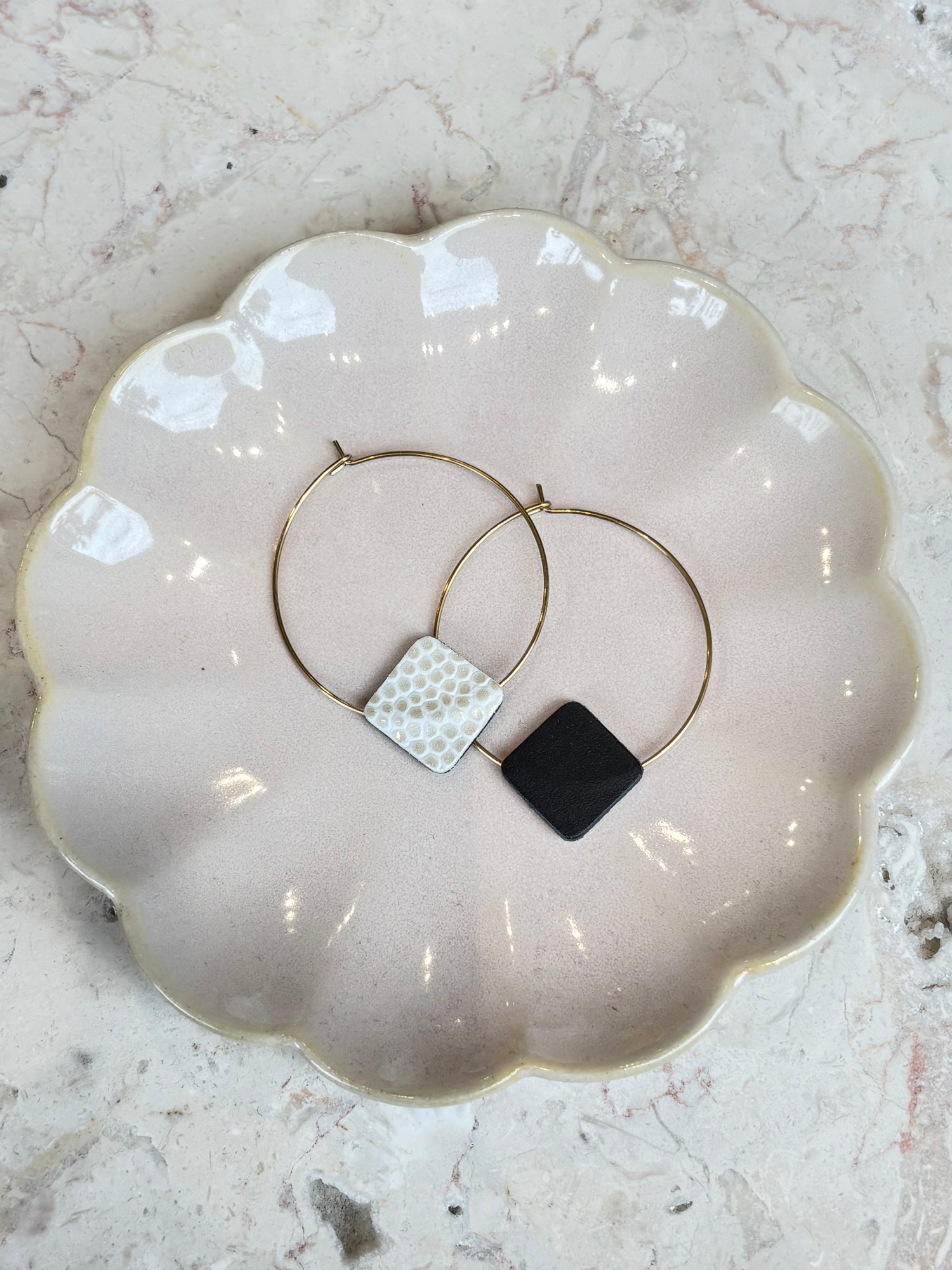 chikiboom-bijou-bouclesdoreilles-creoles-rond-carre-cuirrecycle-blanc-texture-noir