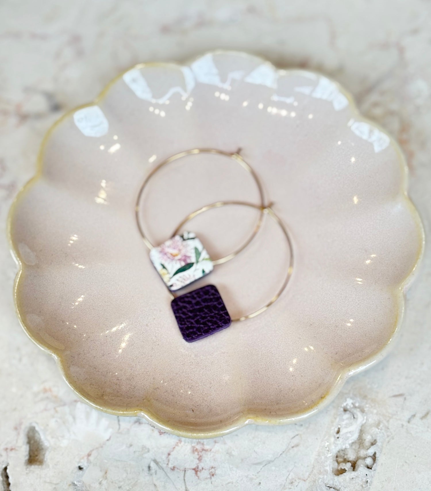 chikiboom-bijou-bouclesdoreilles-creoles-rond-carre-cuirrecycle-mauve-fleurs