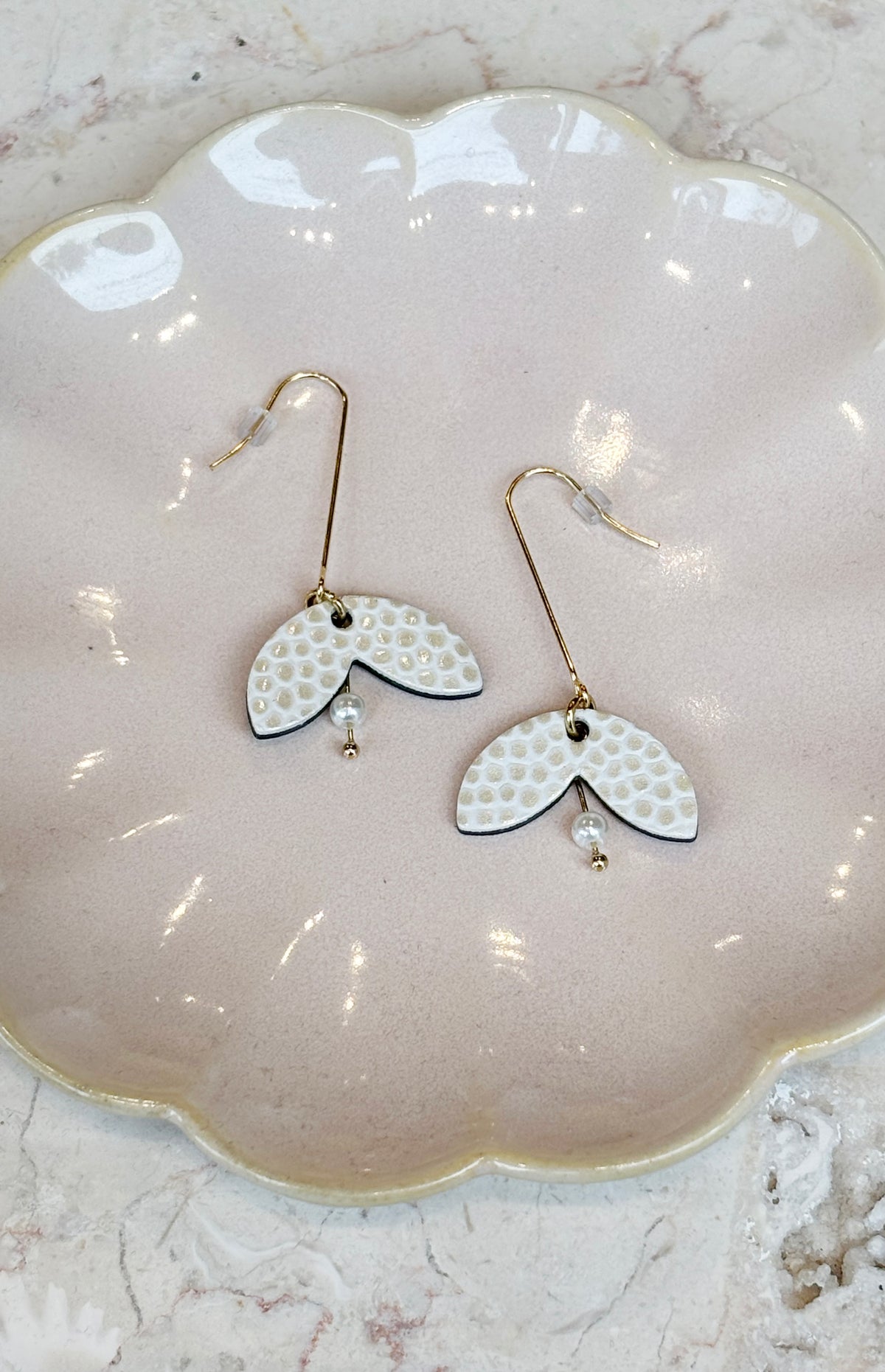 chikiboom-bijou-bouclesdoreilles-fjord-cuir-or-blanc-texture