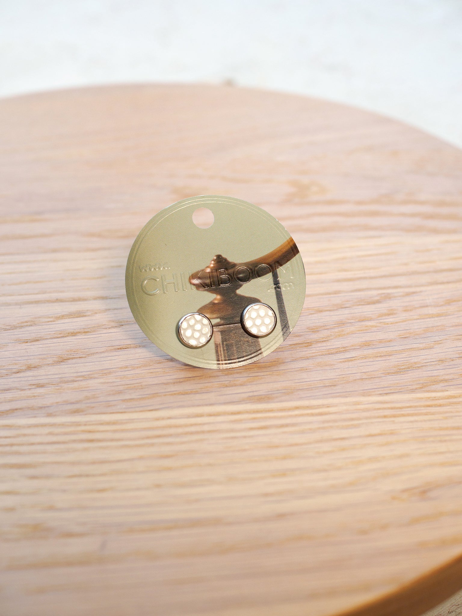 chikiboom-bouclesdoreilles-cuirrecycle-blanc-texture-inox