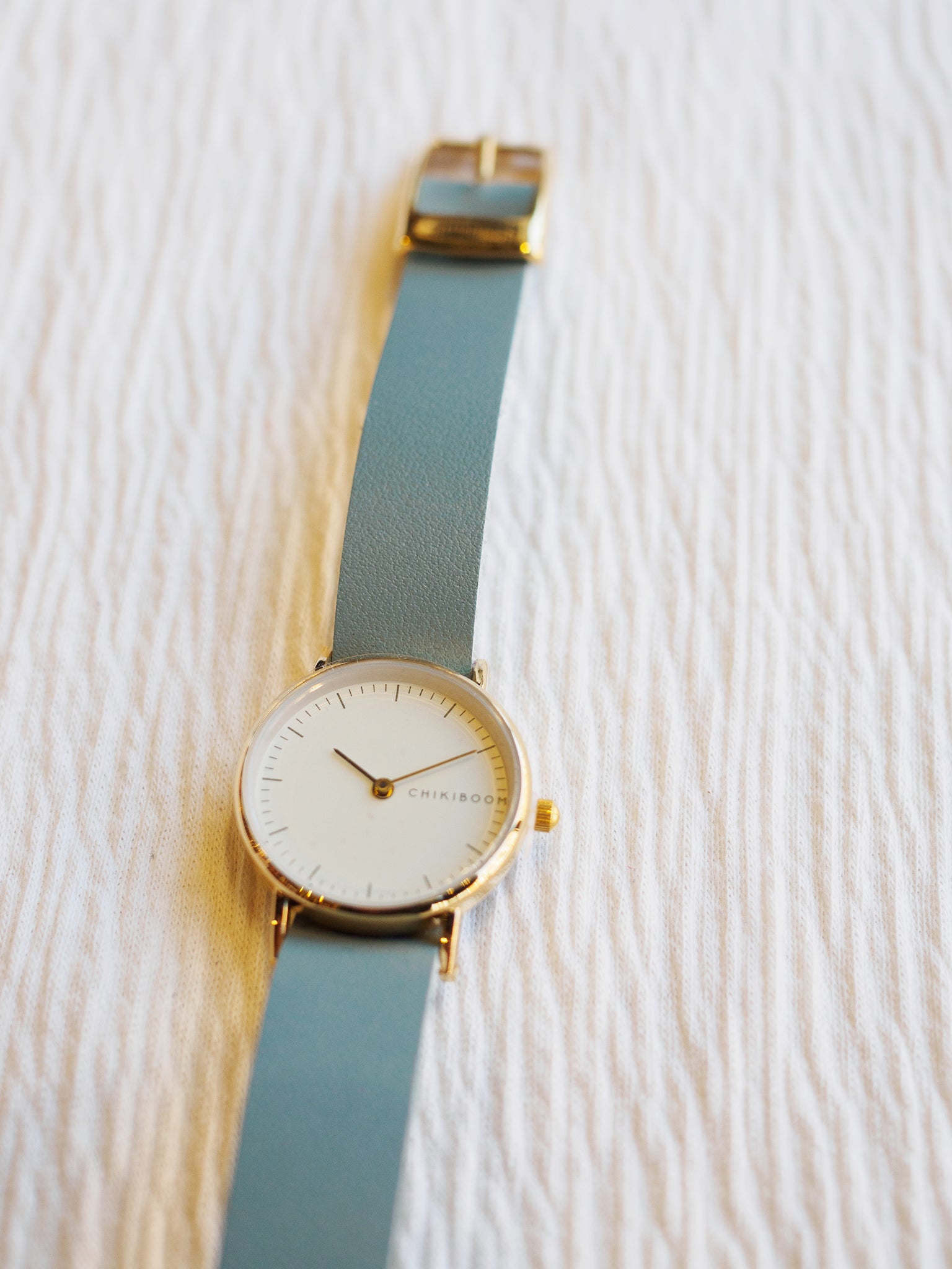 chikiboom-montre-simple-bleu-gris-or