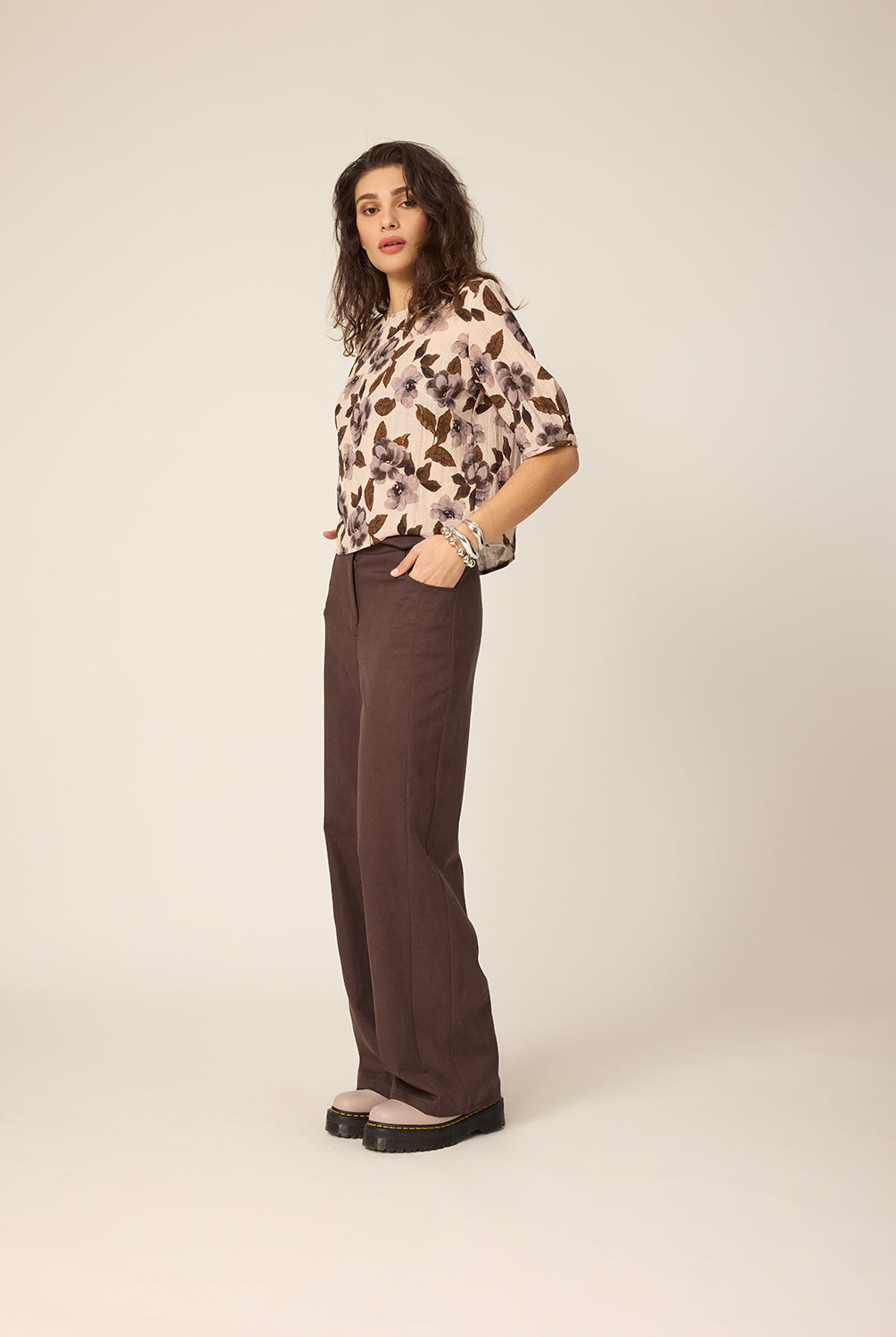 chlo-par-cokluch-haut-blouse-morgan-flowers-naturel-pantalon-romeo-espresso-ah2627
