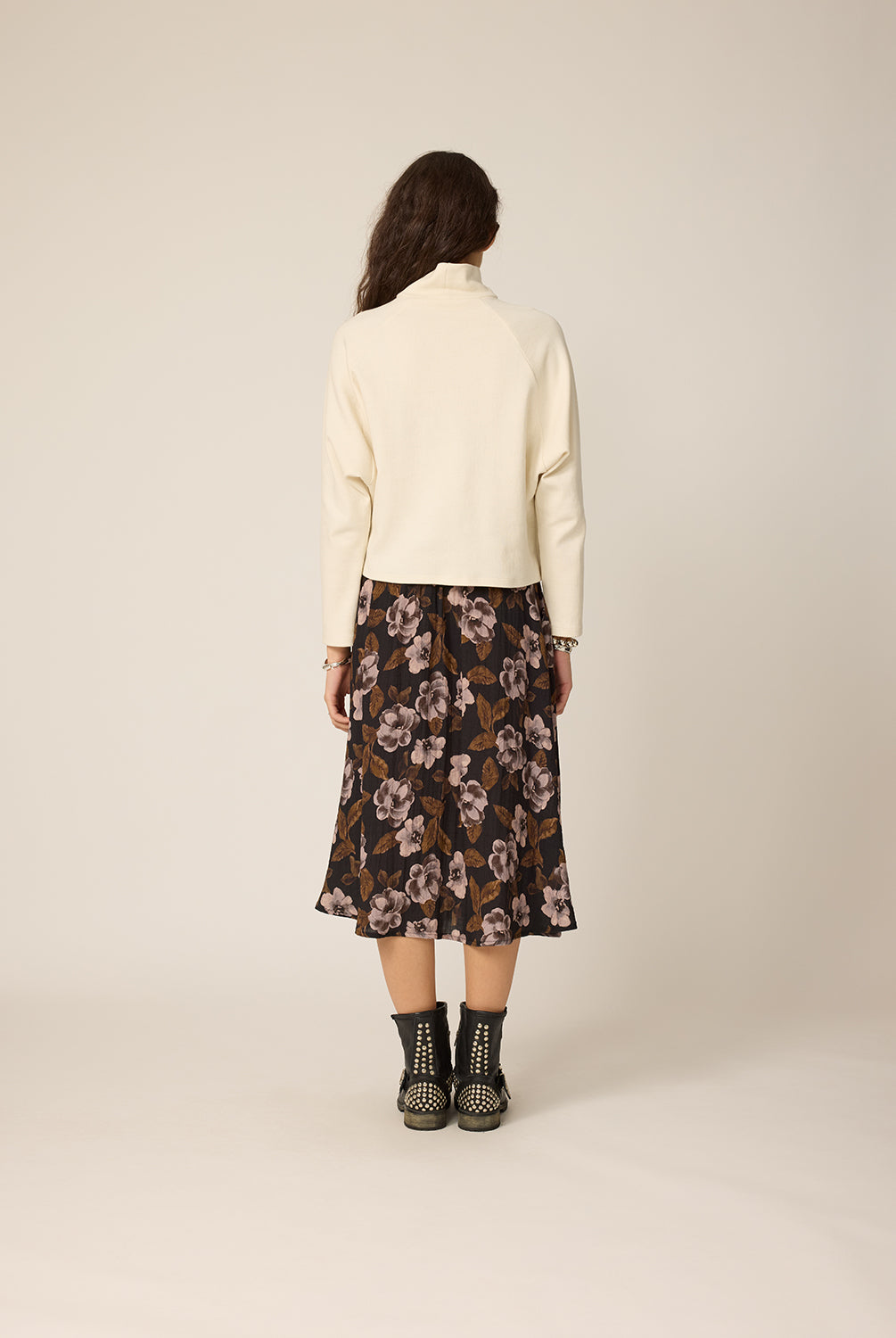 chlo-par-cokluch-haut-chandail-devon-naturel-jupe-courtney-flowers-noir-ah2627