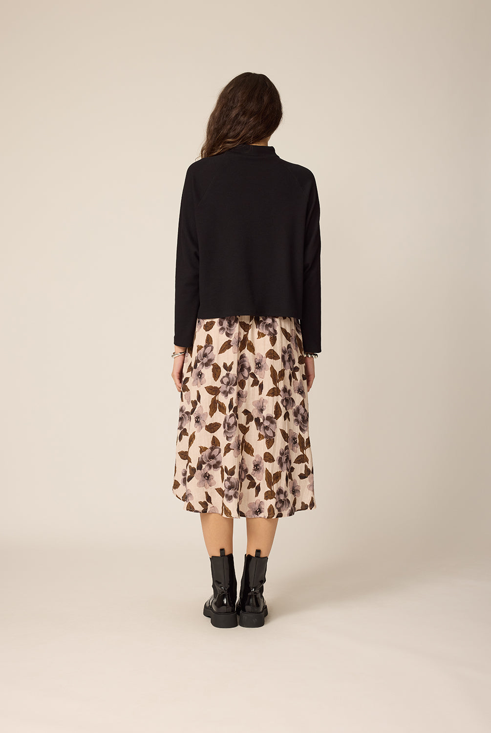 chlo-par-cokluch-haut-chandail-devon-noir-jupe-courtney-flowers-naturel-ah2627