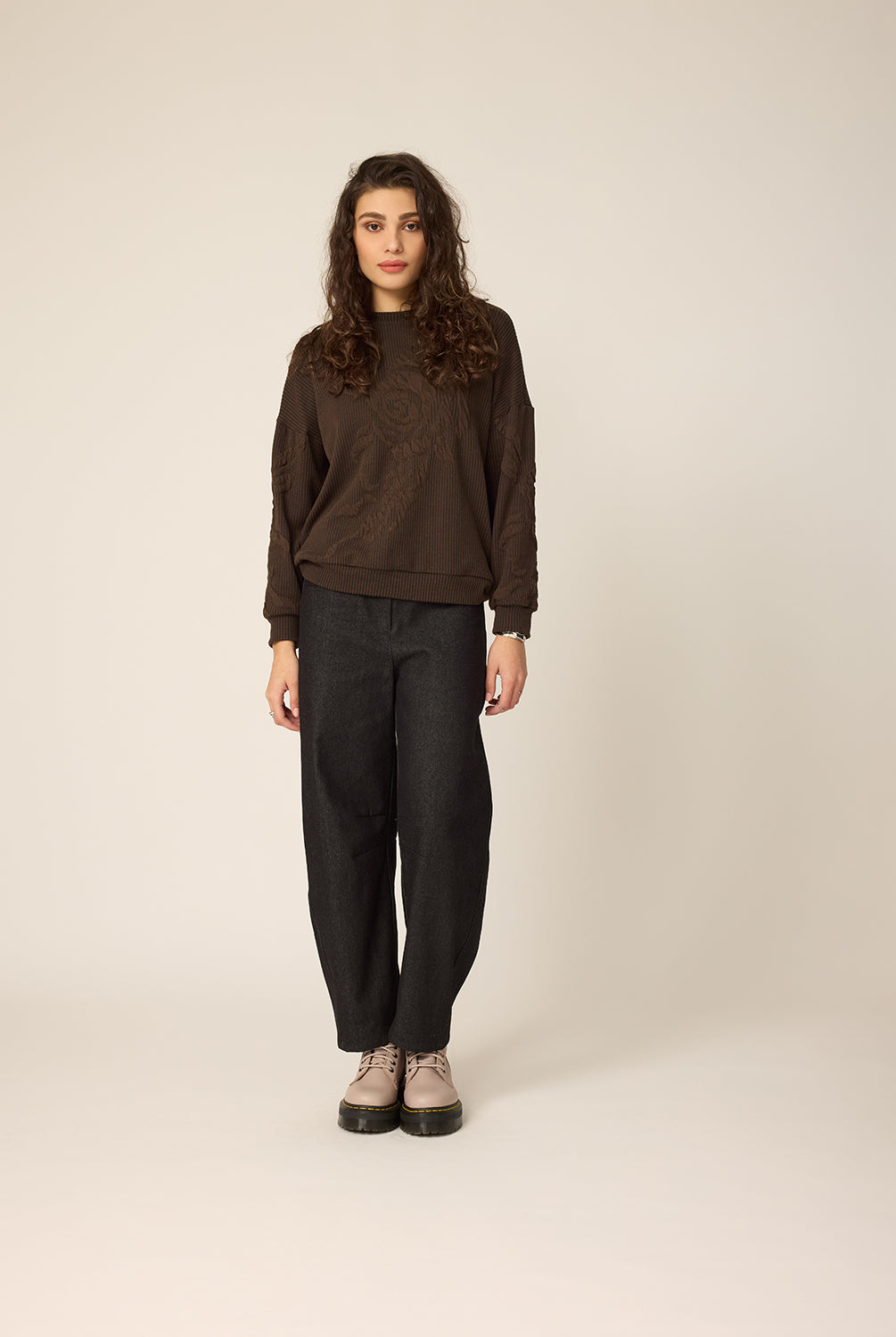 chlo-par-cokluch-haut-chandail-howard-marron-pantalon-lee-noir-ah2627