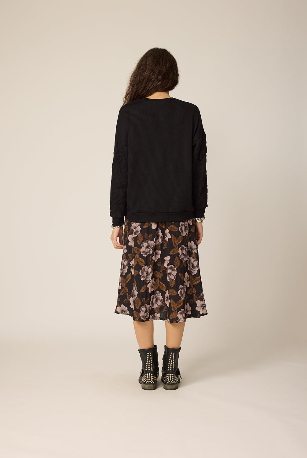 chlo-par-cokluch-haut-chandail-howard-noir-jupe-courtney-flowers-noir-ah2627