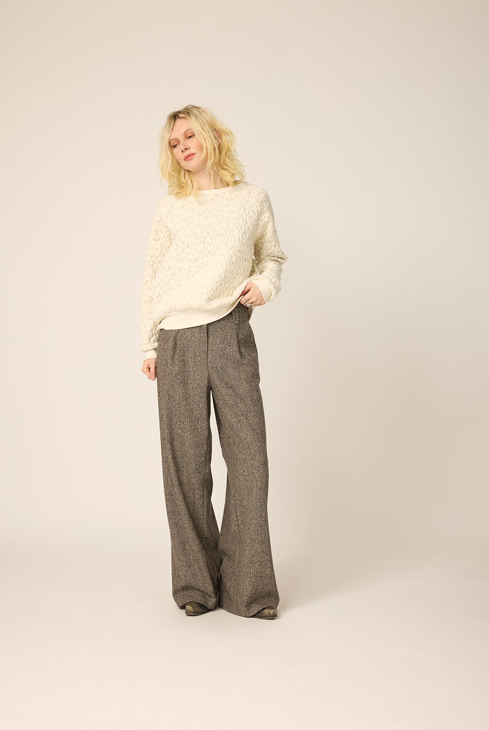 chlo-par-cokluch-haut-chandail-lou-naturel-pantalon-zaho-tweed-grege-ah2627
