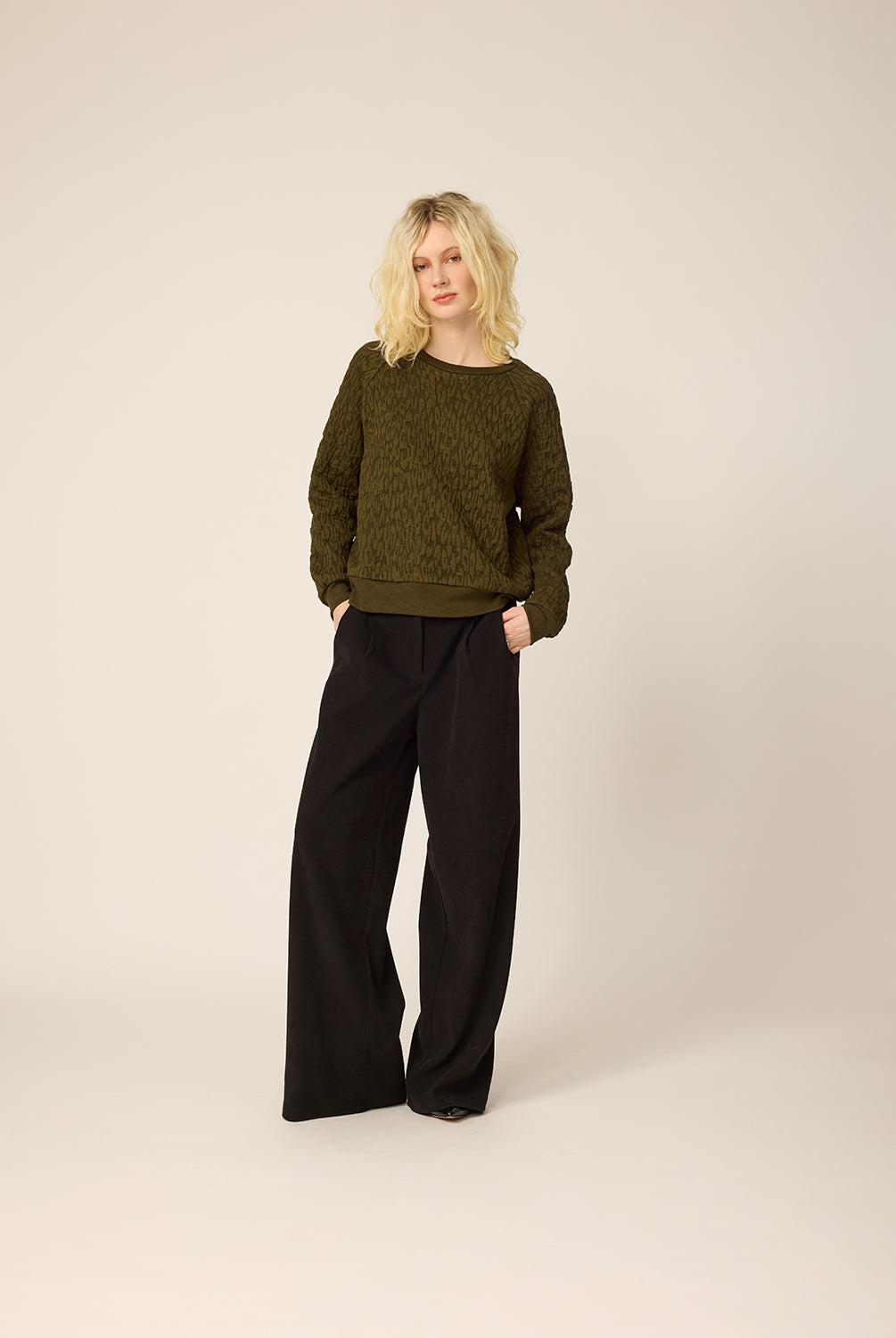 chlo-par-cokluch-haut-chandail-lou-olive-pantalon-zaho-noir-ah2627