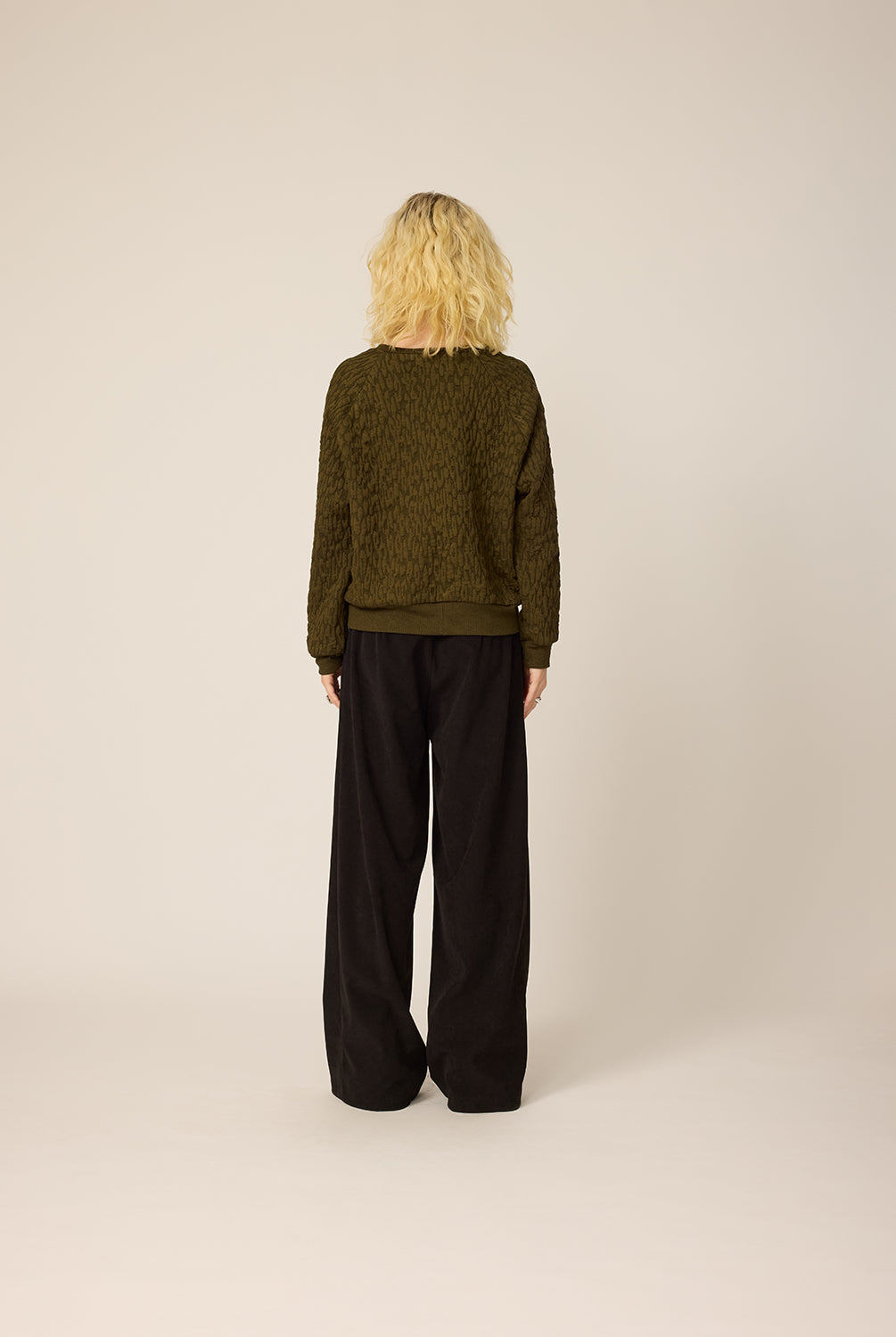 chlo-par-cokluch-haut-chandail-lou-olive-pantalon-zaho-noir-ah2627