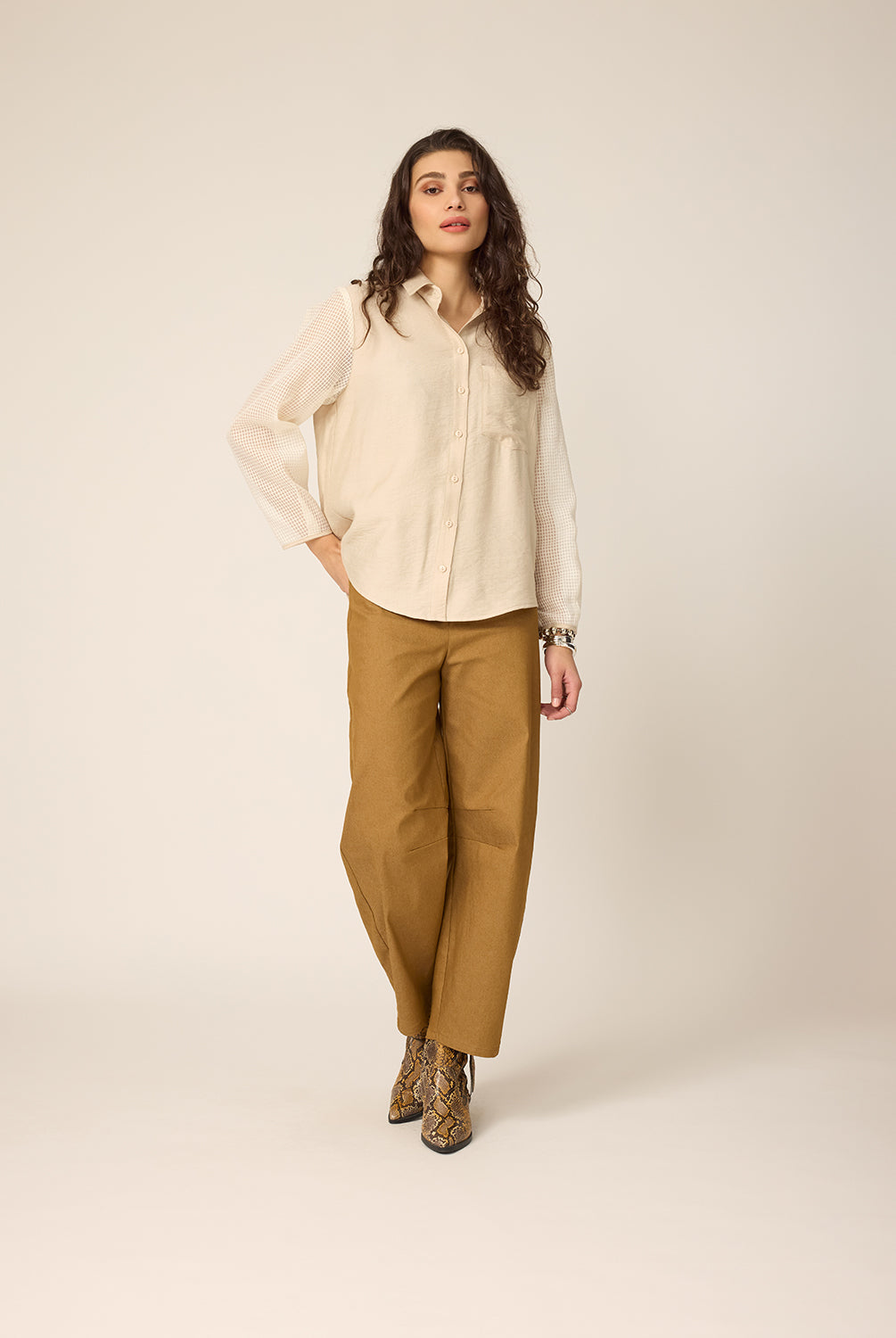 chlo-par-cokluch-haut-chemise-chad-grege-pantalon-lee-gold-ah2627