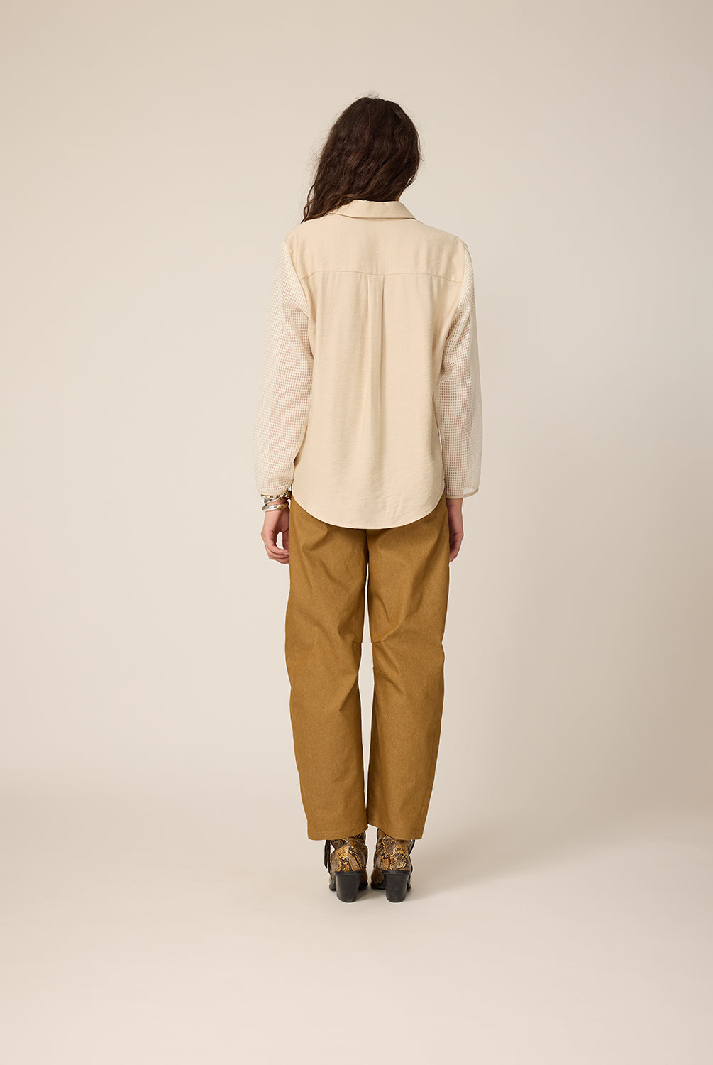 chlo-par-cokluch-haut-chemise-chad-grege-pantalon-lee-gold-ah2627