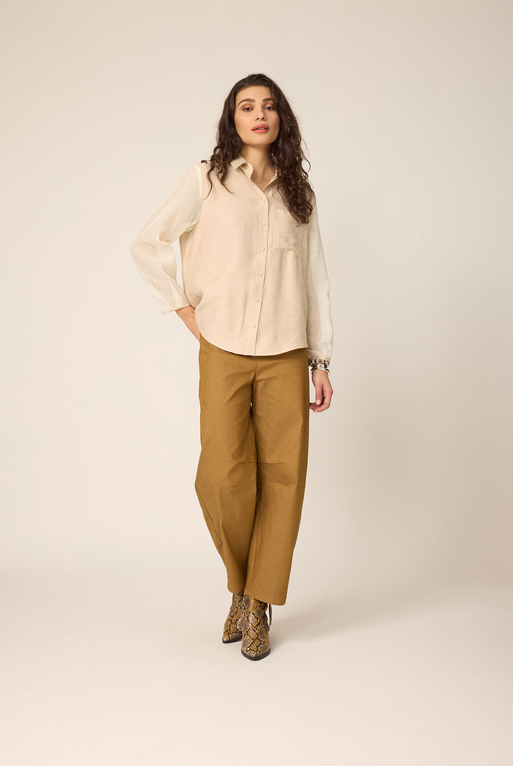 chlo-par-cokluch-haut-chemise-chad-naturel-pantalon-lee-gold-ah2627
