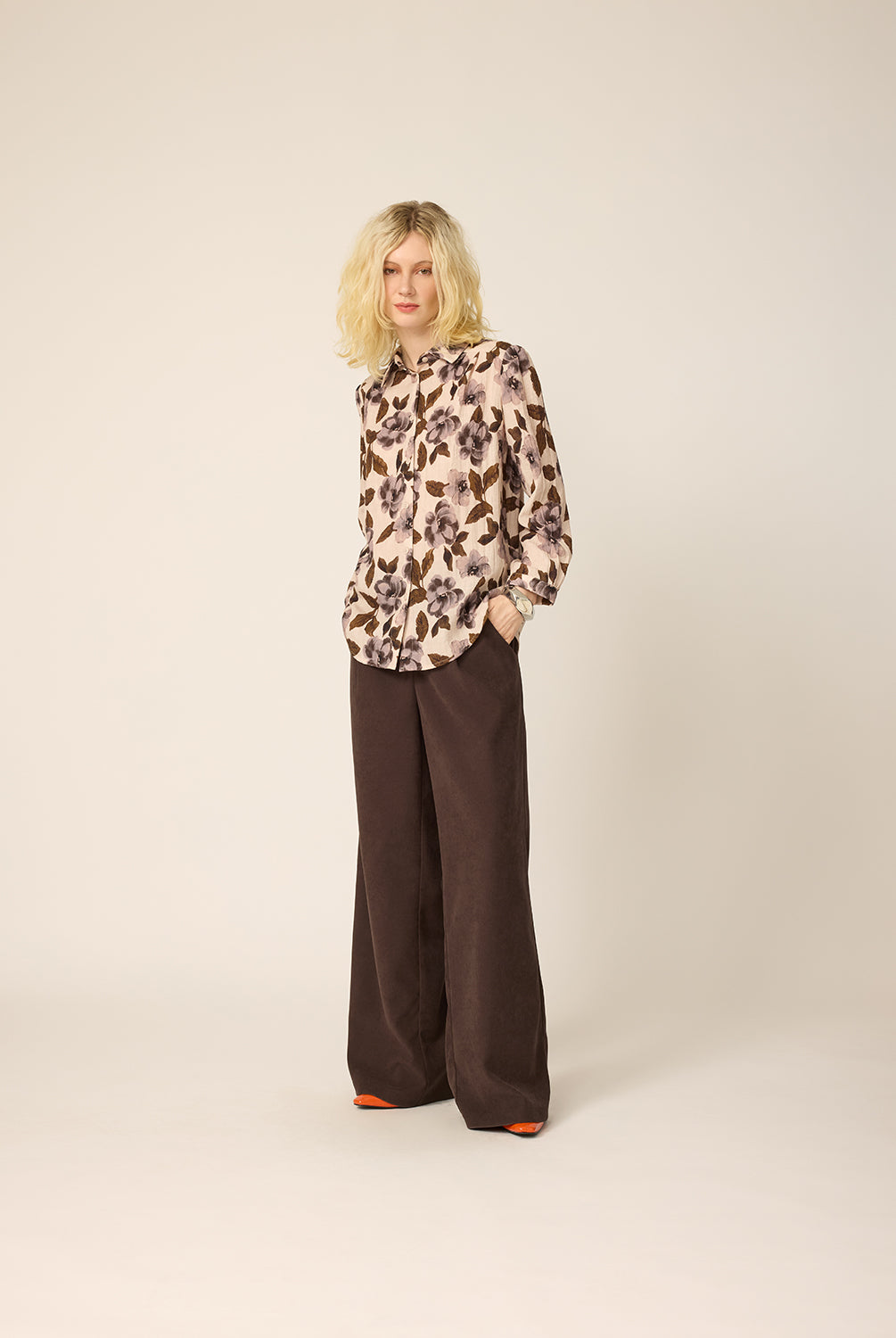 chlo-par-cokluch-haut-chemise-june-flowers-naturel-pantalon-zaho-espresso-ah2627