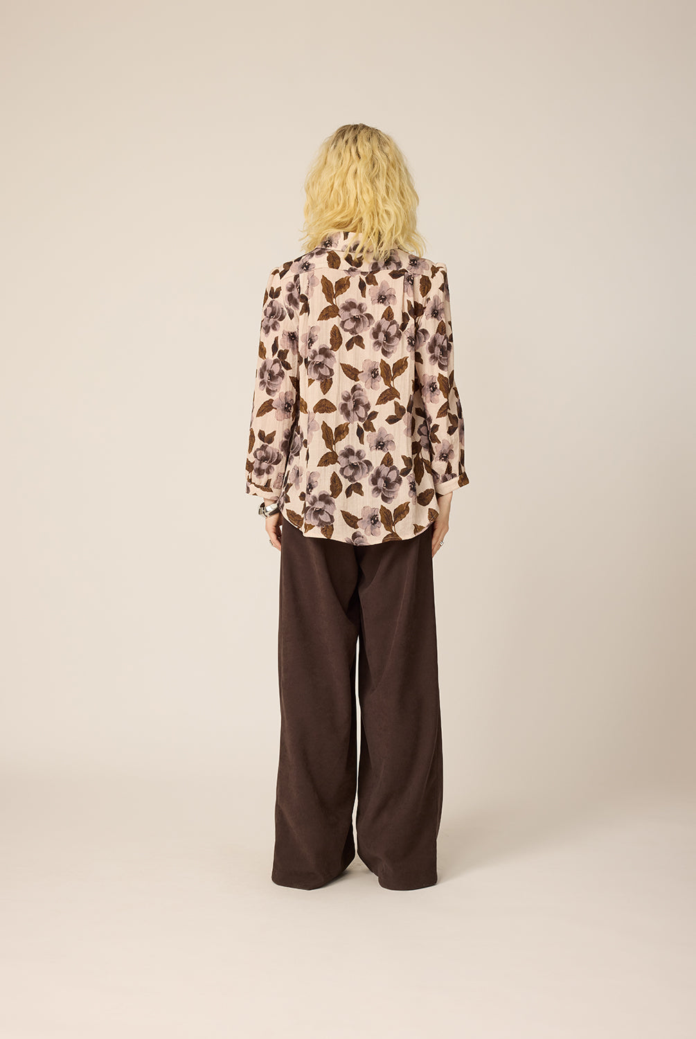 chlo-par-cokluch-haut-chemise-june-flowers-naturel-pantalon-zaho-espresso-ah2627