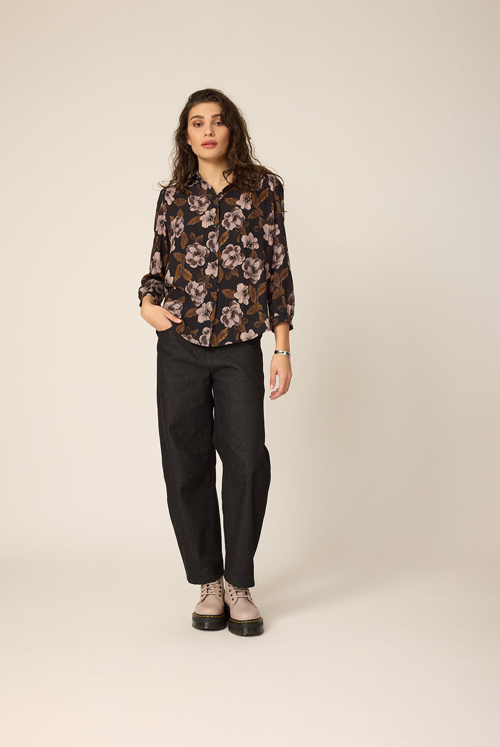 chlo-par-cokluch-haut-chemise-june-flowers-noir-pantalon-lee-noir-ah2627