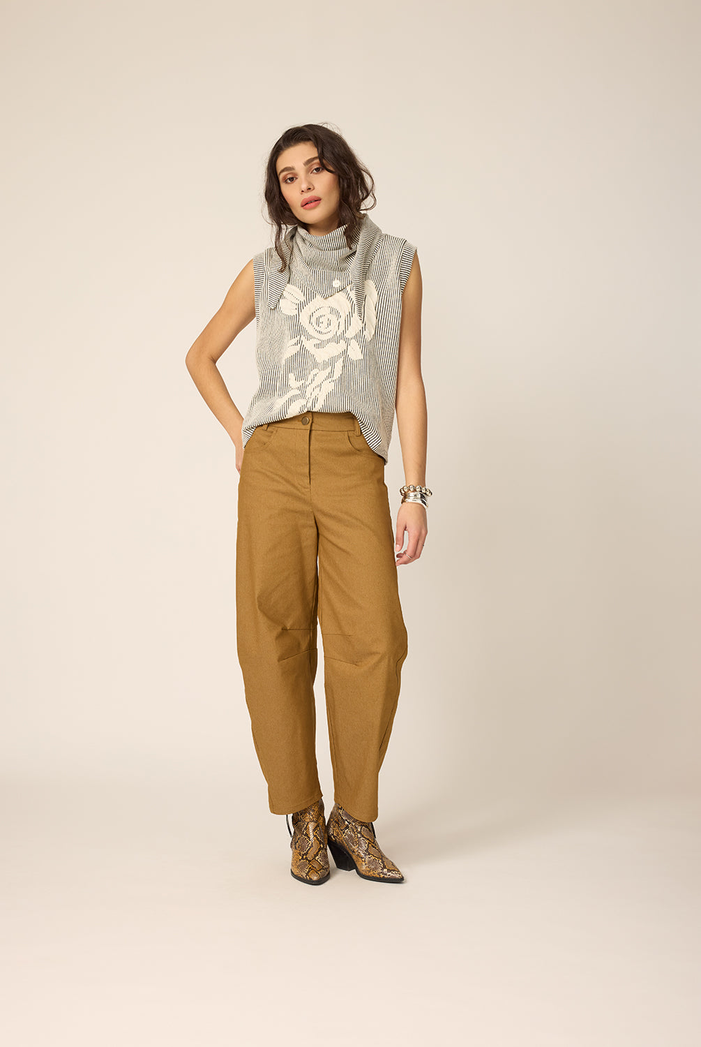 chlo-par-cokluch-haut-foulard-cleo-naturel-pantalon-lee-gold-ah2627