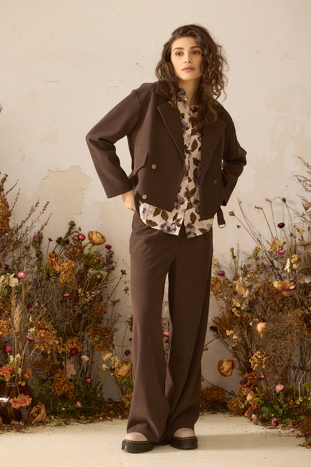 chlo-par-cokluch-haut-pardessus-veste-blaise- espresso-chemise-june-flowers-naturel-pantalon-romeo-espresso-ah2627