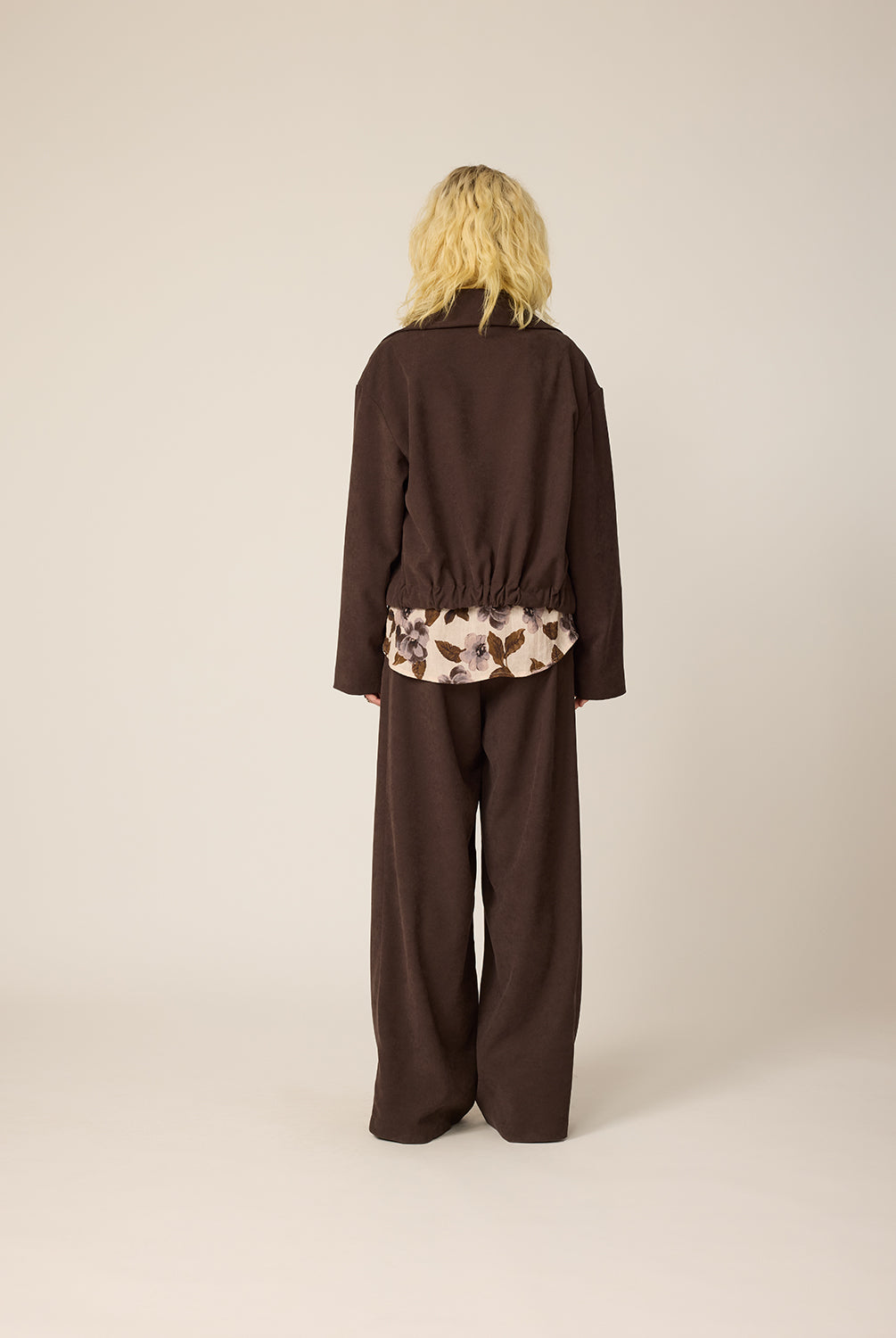 chlo-par-cokluch-haut-pardessus-veste-blaise- espresso-chemise-june-flowers-naturel-pantalon-zaho-espresso-ah2627