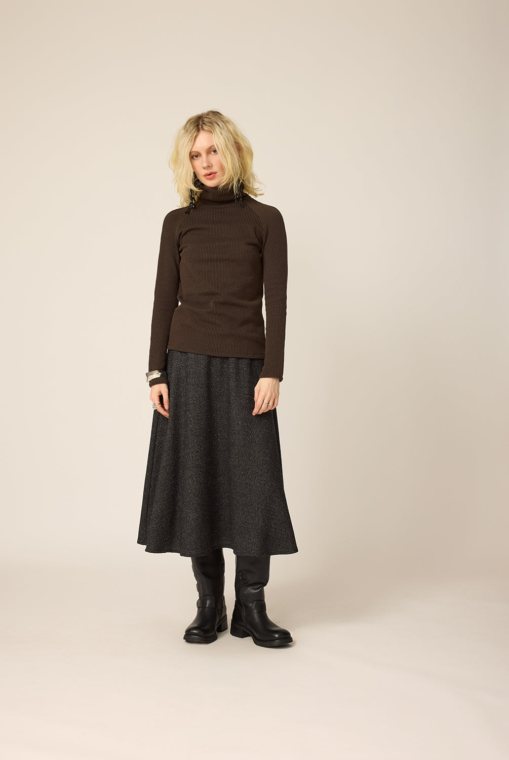 chlo-par-cokluch-haut-pull-colroule-reeves-marron-jupe-amber-noir-ah2627