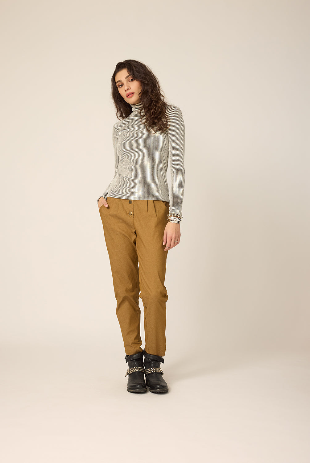 chlo-par-cokluch-haut-pull-colroule-reeves-naturel-pantalon-aaron-gold-ah2627