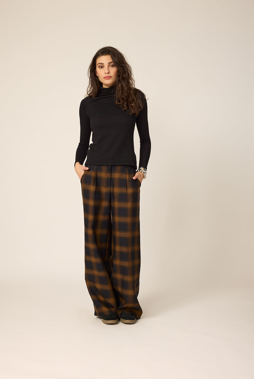 chlo-par-cokluch-haut-pull-colroule-reeves-noir-pantalon-zaho-plaid-tan-ah2627