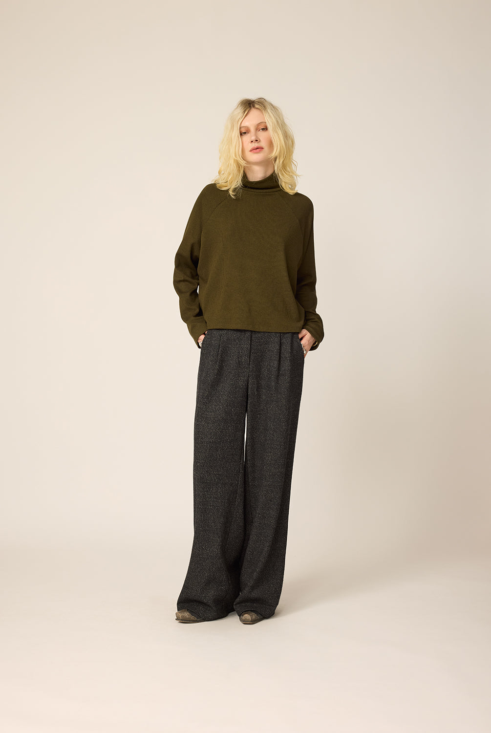 chlo-par-cokluch-haut-pull-devon-olive-pantalon-zaho-tweed-noir-ah2627
