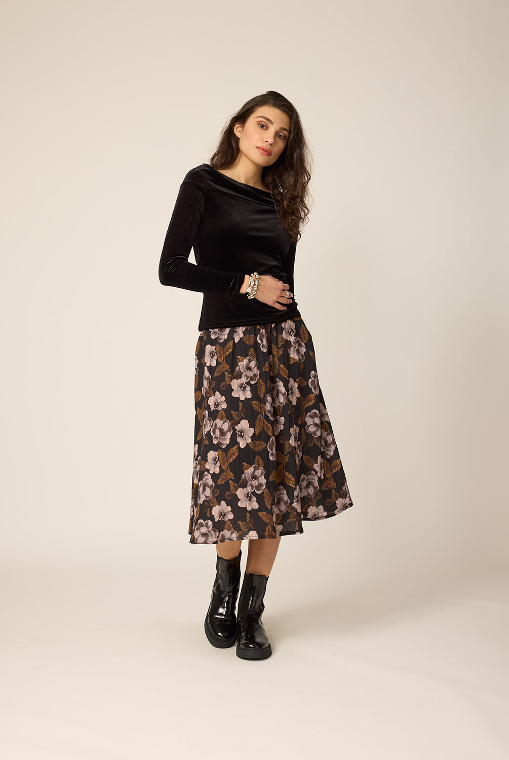 chlo-par-cokluch-haut-pull-isom-noir-jupe-courtney-flowers-noir-ah2627-holiday