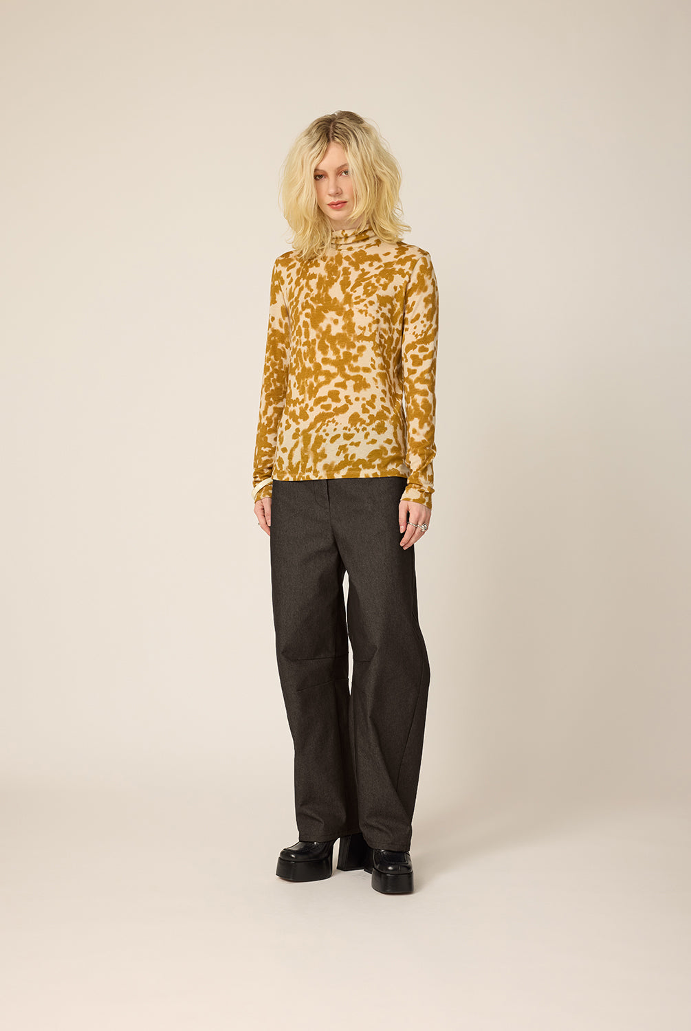 chlo-par-cokluch-haut-pull-mika-leo-curry-ah2627-pantalon-lee-denim-noir-ah2223