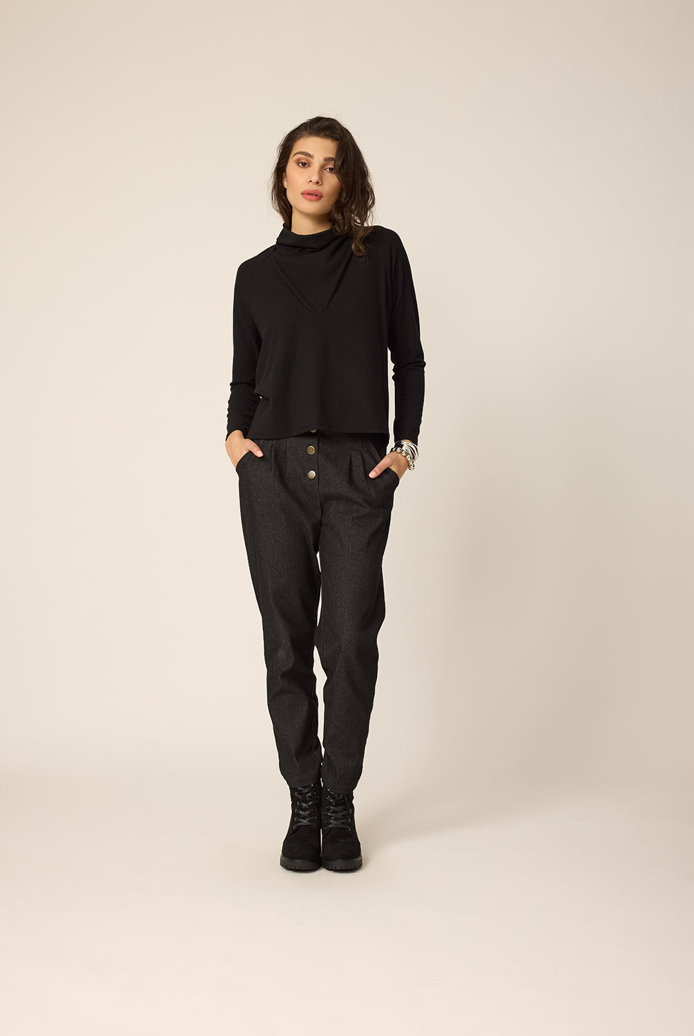 chlo-par-cokluch-haut-pull-paz-noir-pantalon-aaron-noir-ah2627