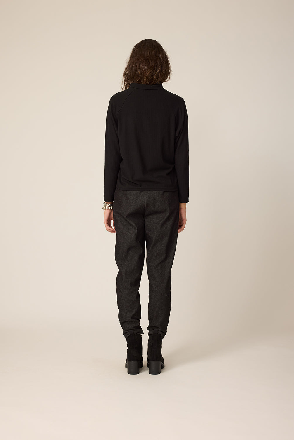 chlo-par-cokluch-haut-pull-paz-noir-pantalon-aaron-noir-ah2627