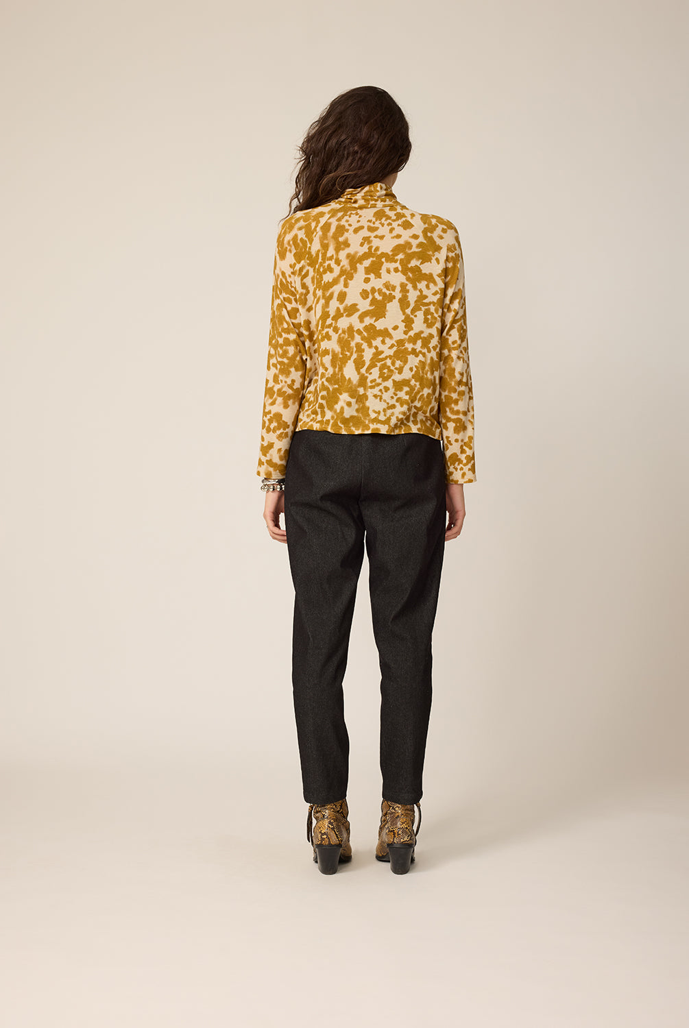 chlo-par-cokluch-haut-pull-polly-leo-curry-pantalon-aaron-noir-ah2627