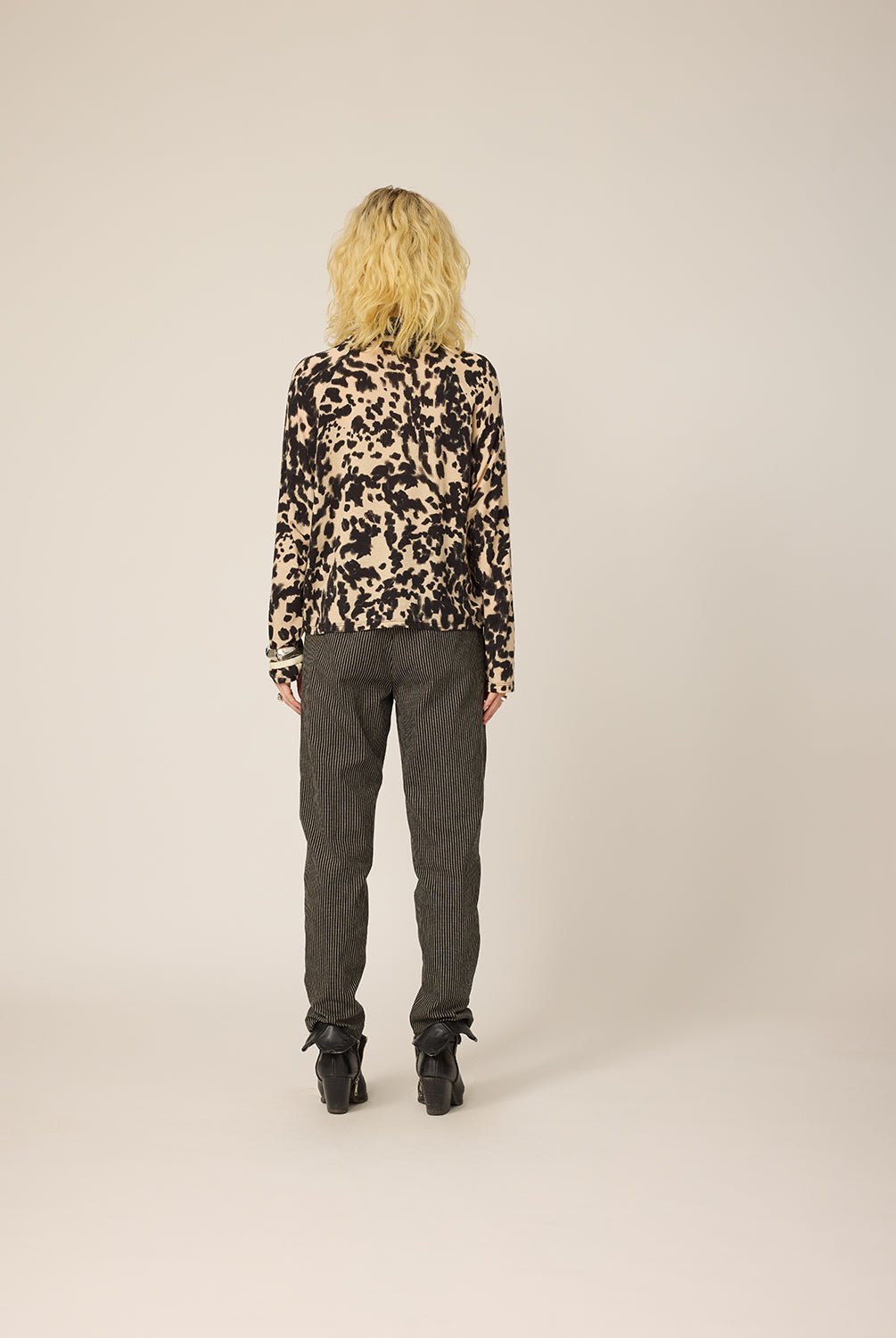 chlo-par-cokluch-haut-pull-polly-leo-noir-pantalon-aaron-omaley-ah2627