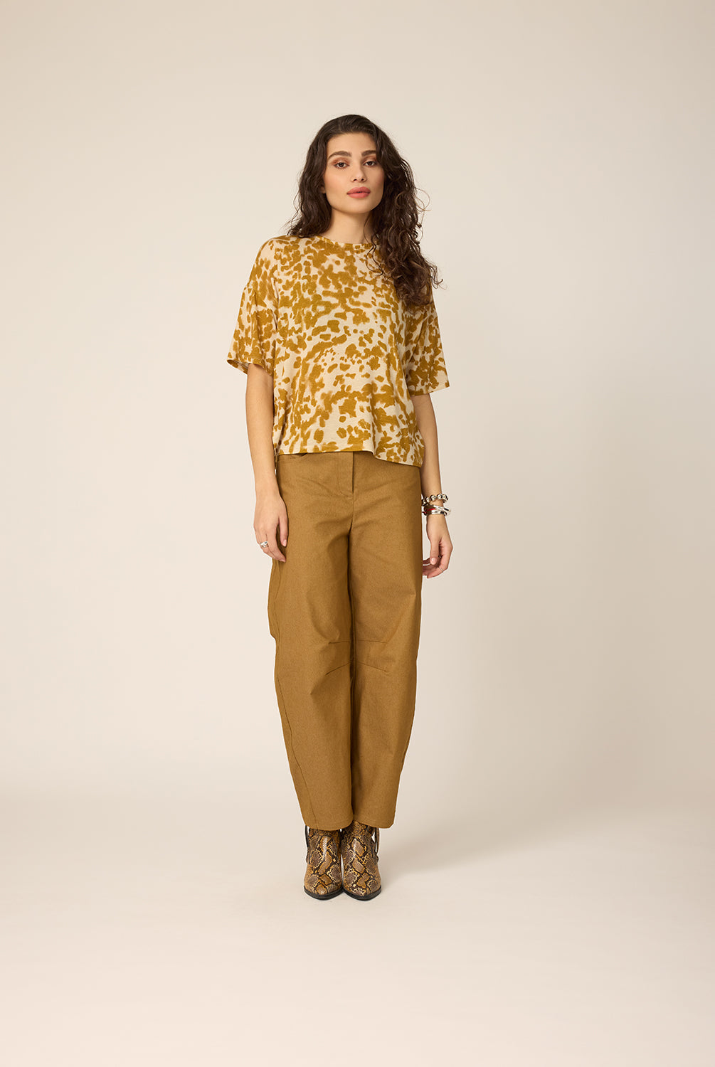 chlo-par-cokluch-haut-tshirt-alan-leo-curry-pantalon-lee-gold-ah2627