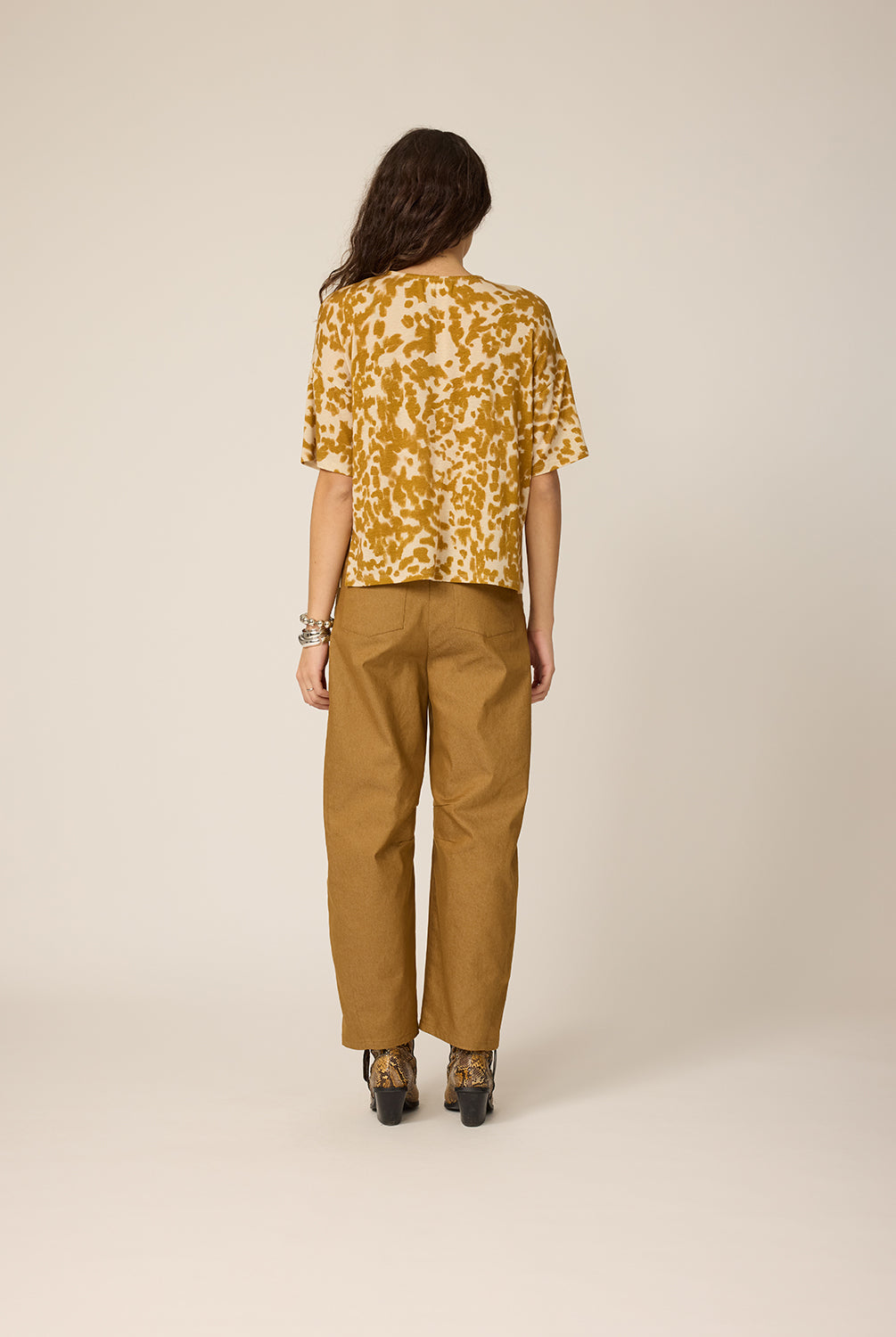 chlo-par-cokluch-haut-tshirt-alan-leo-curry-pantalon-lee-gold-ah2627