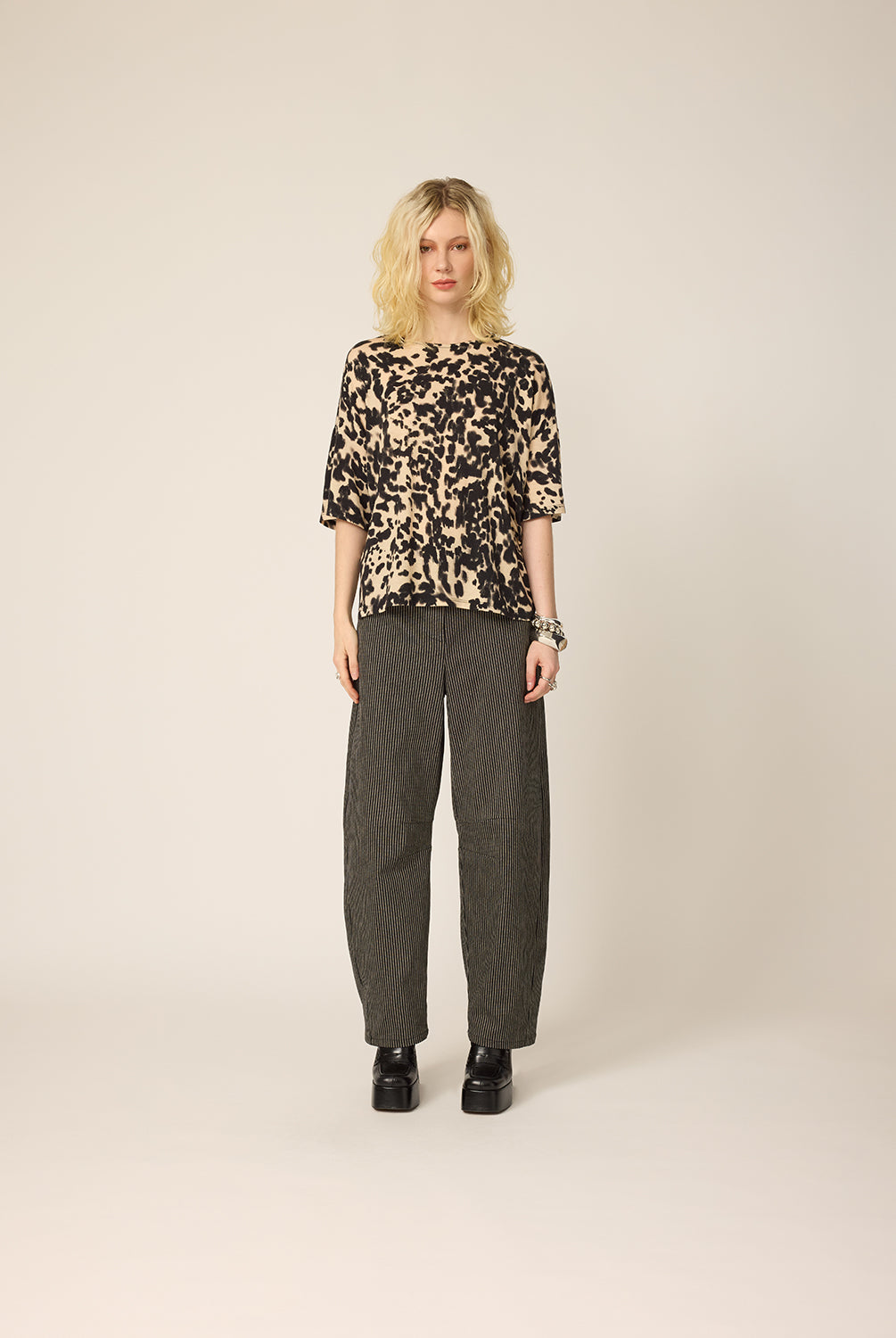 chlo-par-cokluch-haut-tshirt-alan-leo-noir-pantalon-lee-omaley-ah2627