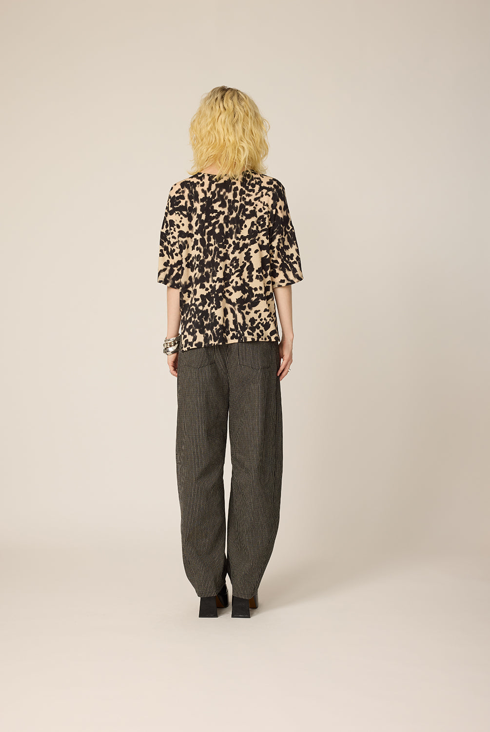 chlo-par-cokluch-haut-tshirt-alan-leo-noir-pantalon-lee-omaley-ah2627