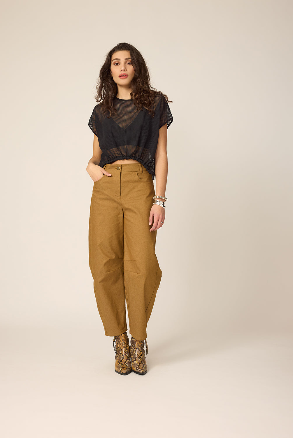 chlo-par-cokluch-haut-tshirt-ape-noir-pantalon-lee-gold-ah2627
