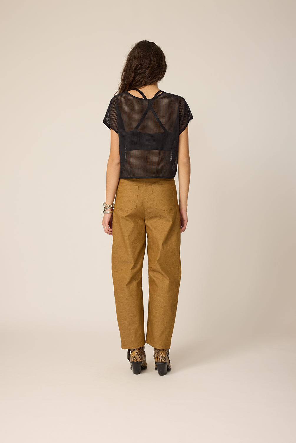 chlo-par-cokluch-haut-tshirt-ape-noir-pantalon-lee-gold-ah2627