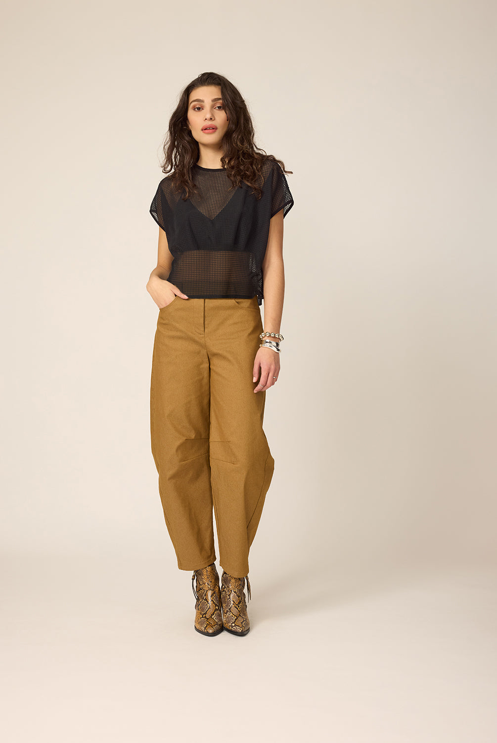 chlo-par-cokluch-haut-tshirt-ape-noir-pantalon-lee-gold-ah2627