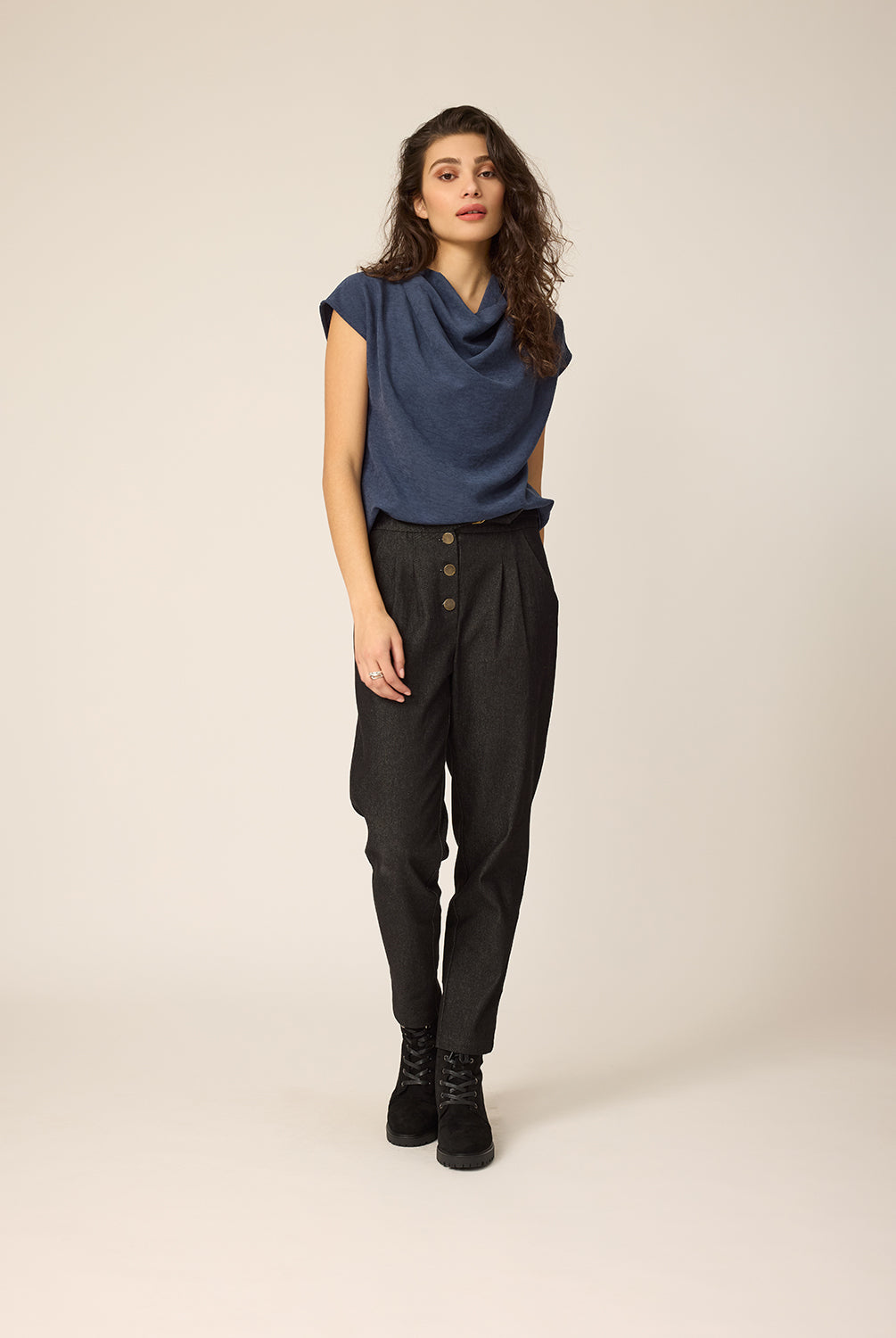 chlo-par-cokluch-haut-tshirt-gwen-indigo-pantalon-aaron-noir-ah2627